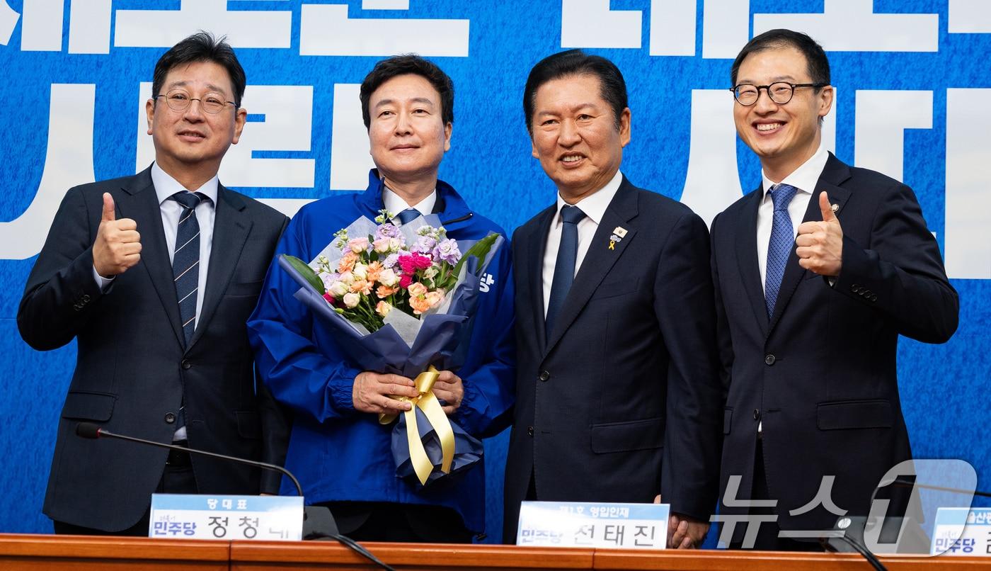 본문 이미지 - 정청래 더불어민주당 대표가 17일 서울 여의도 국회에서 열린 제1차 인재영입식에서 전태진 변호사와 기념 촬영을 하고 있다. 2026.4.17 ⓒ 뉴스1 유승관 기자