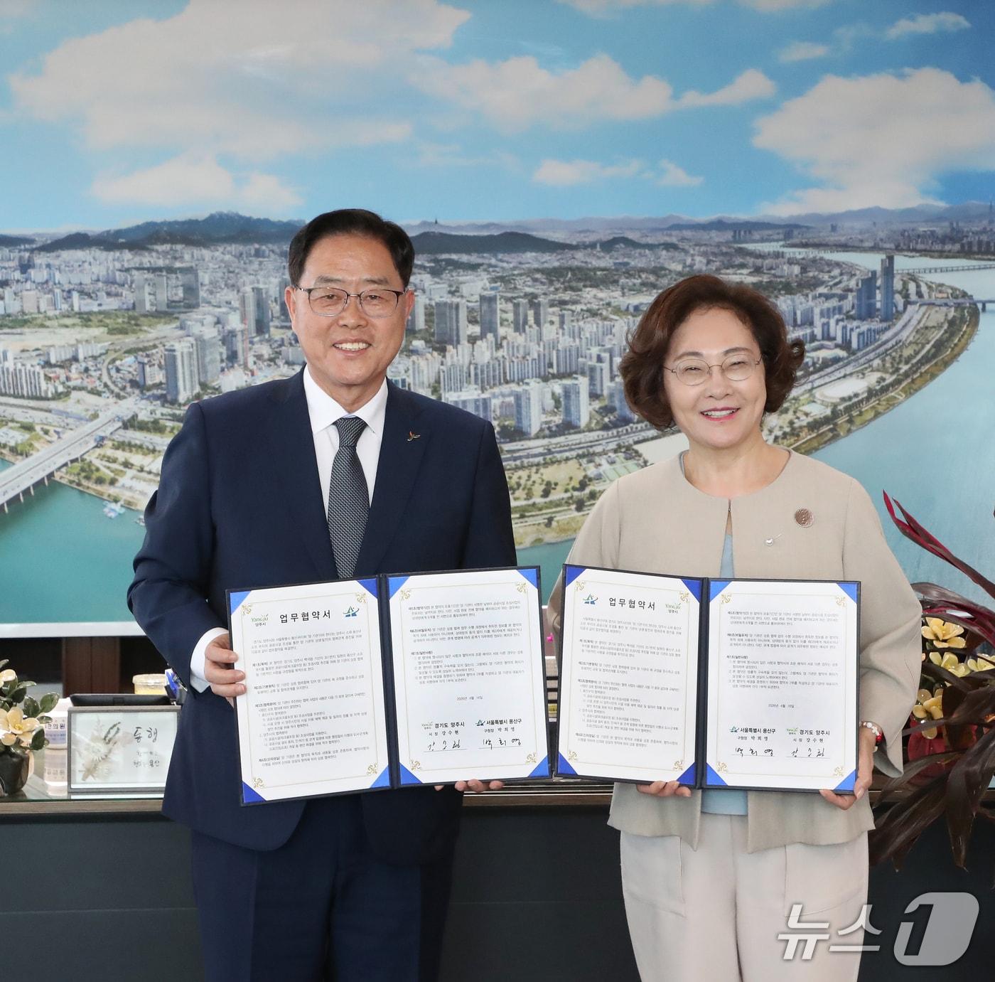 본문 이미지 - 서울 용산구와 경기도 양주시는 옛 용산가족휴양소 부지 공공시설 조성 협력을 위한 업무협약을 체결했다. 왼쪽부터 강수현 양주시장, 박희영 용산구청장.(용산구 제공)