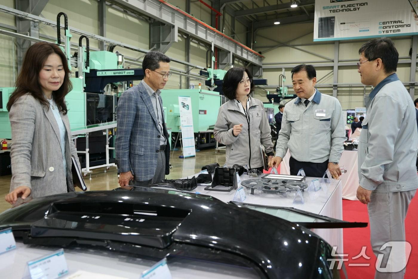 본문 이미지 - 변인순 보은부군수(가운데)가  우진플라임 본사 테크니컬센터에서 열린 'IN-HOUSE 2026' 전시회를 찾아 기업 관계자와 대화하고 있다.(보은군 제공. 재판매 및 DB금지)