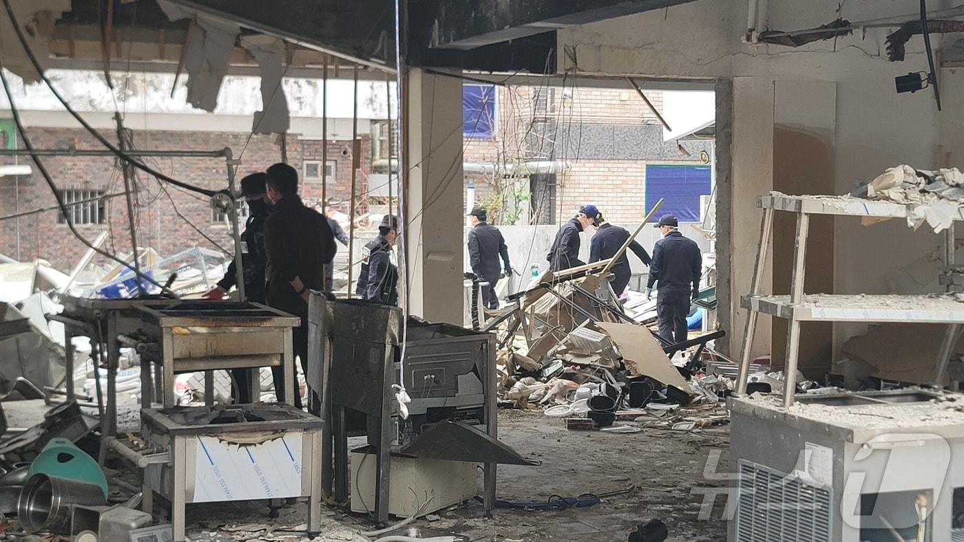 본문 이미지 - 경찰·소방·국립과학수사연구원·한국가스안전공사 관계자들이 17일 오전 충북 청주 가스폭발 사고 원인 규명을 위한 2차 합동감식을 하고 있다.2026.4.17 ⓒ 뉴스1 임양규 기자