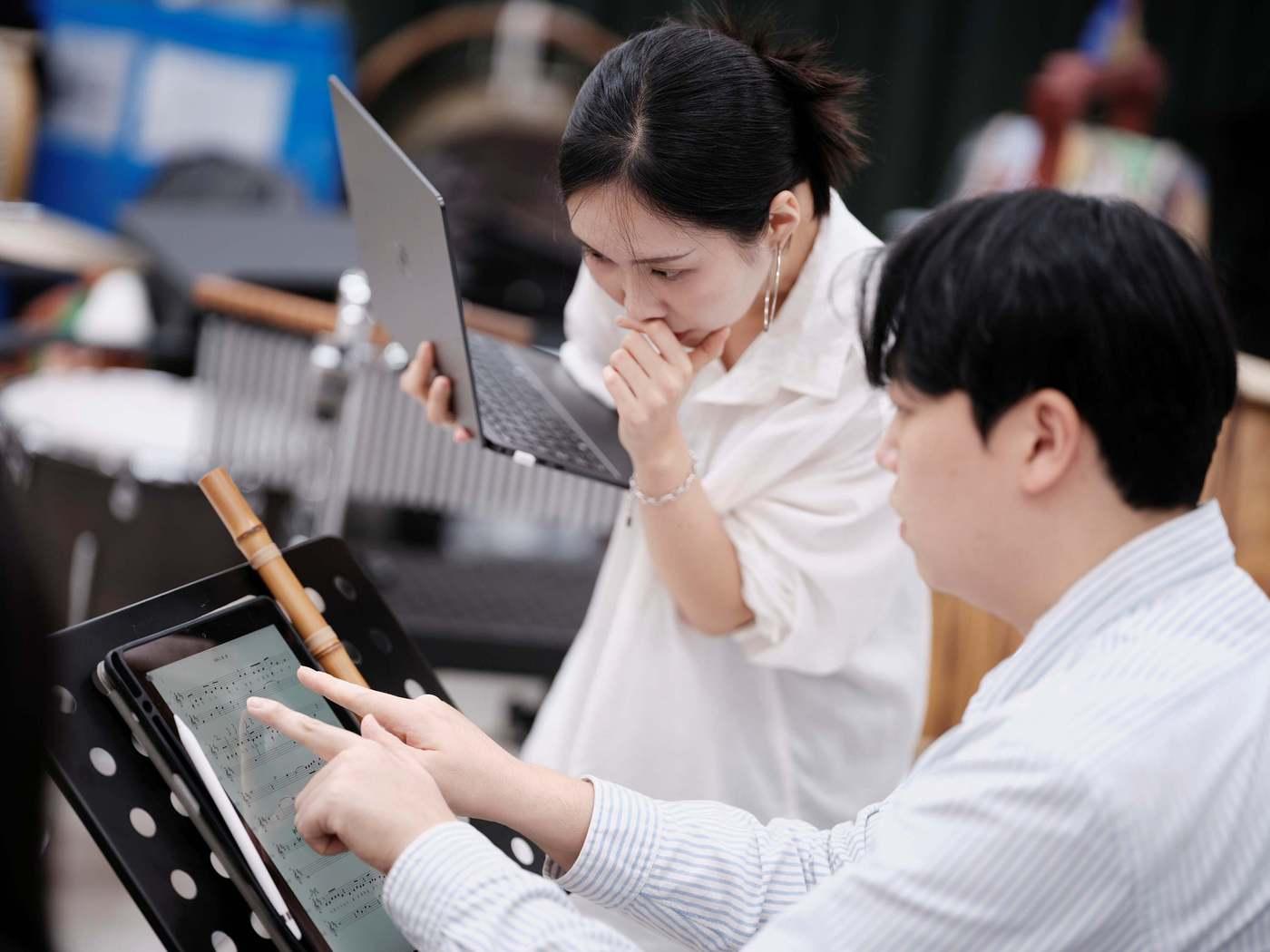 본문 이미지 - '2026 창극 작가 프로젝트'는 창극의 미래를 이끌 신진 극작가를 발굴하기 위해 마련했다. 창극은 판소리의 장단과 조를 살린 가사가 중심이 되는 한국 고유의 음악극이다. 일반 희곡이나 뮤지컬 대본과는 작법이 달라 전문 작가 육성이 필수적이지만, 체계적 교육과정이 부족하다는 현장 목소리가 높았다