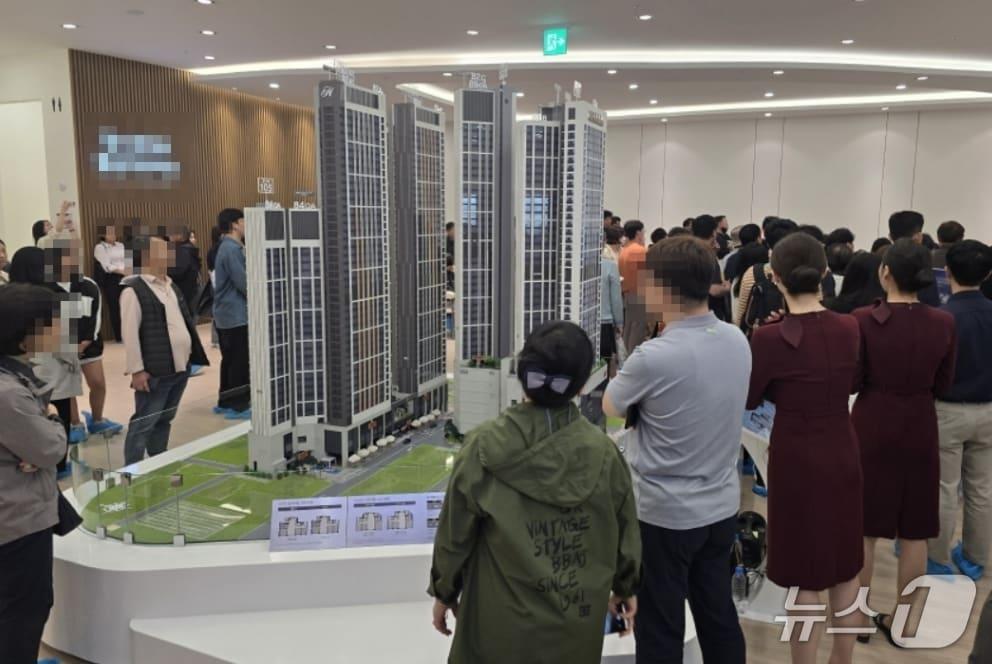 본문 이미지 - 대구의 민간아파트 분양 가격이 2개월 연속 하락해 평당 3000만 원대가 깨졌다. 대구 수성구의 한 견본주택 모습.(뉴스1 자료, 재판매 및 DB 금지)