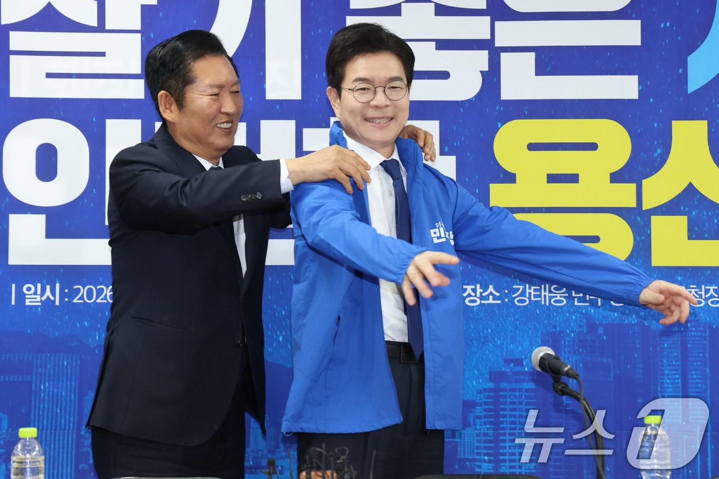 본문 이미지 - 정청래 더불어민주당 대표가 17일 오전 서울 용산구 강태웅 용산구청장 후보 사무소에서 열린 현장 최고위원회의에서 정원오 서울시장 후보에게 당 점퍼를 입혀주고 있다. 2026.4.17 ⓒ 뉴스1 이광호 기자