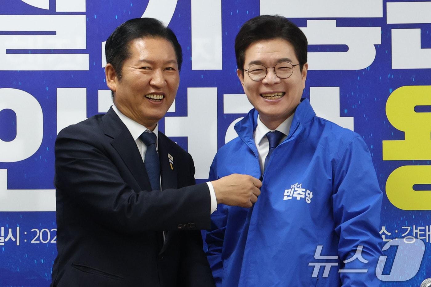 본문 이미지 - 정청래 더불어민주당 대표가 17일 오전 서울 용산구 강태웅 용산구청장 후보 사무소에서 열린 현장 최고위원회의에서 정원오 서울시장 후보에게 당 점퍼를 입혀주고 있다. 2026.4.17 ⓒ 뉴스1 이광호 기자