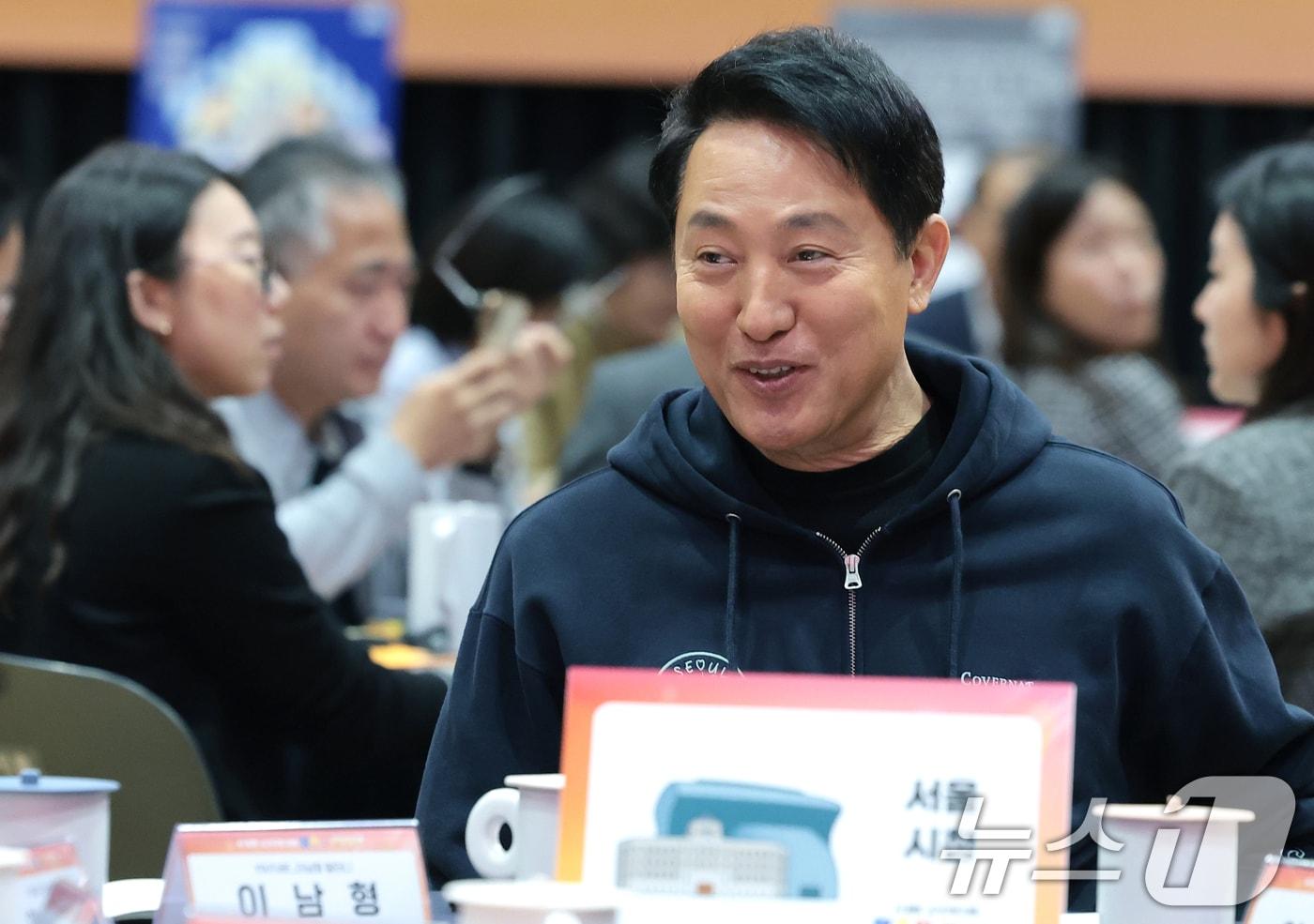 본문 이미지 - 오세훈 서울시장이 17일 서울 중구 시청에서 열린 AI활용·소가구화 대응 ‘2026 창의 발표회’에서 참석자들과 인사를 나누고 있다. 2026.4.17 ⓒ 뉴스1 권현진 기자