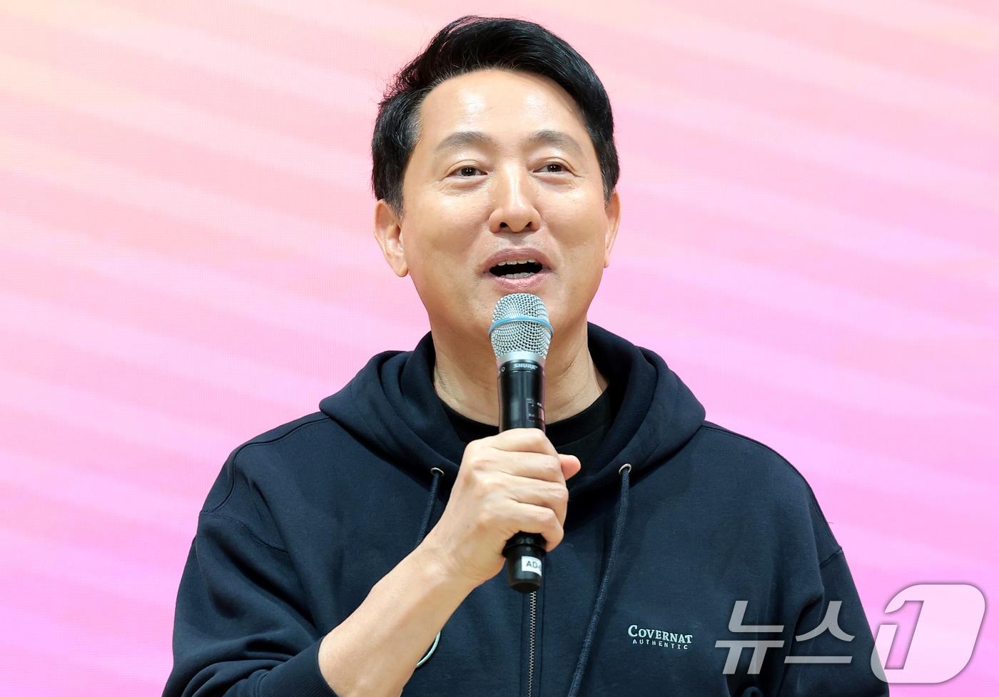 본문 이미지 - 오세훈 서울시장이 17일 서울 중구 시청에서 열린 AI활용·소가구화 대응 ‘2026 창의 발표회’에서 인사말을 하고 있다. 2026.4.17 ⓒ 뉴스1 권현진 기자