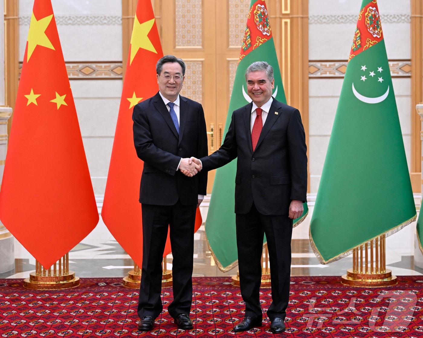본문 이미지 - 딩쉐샹 중국 국무원 부총리가 16일 투르크메니스탄에서 민족 지도자이자 인민위원회 주석인 구르반굴리 베르디무함메도프와 만났다. 2026.4.16 ⓒ 신화=뉴스1