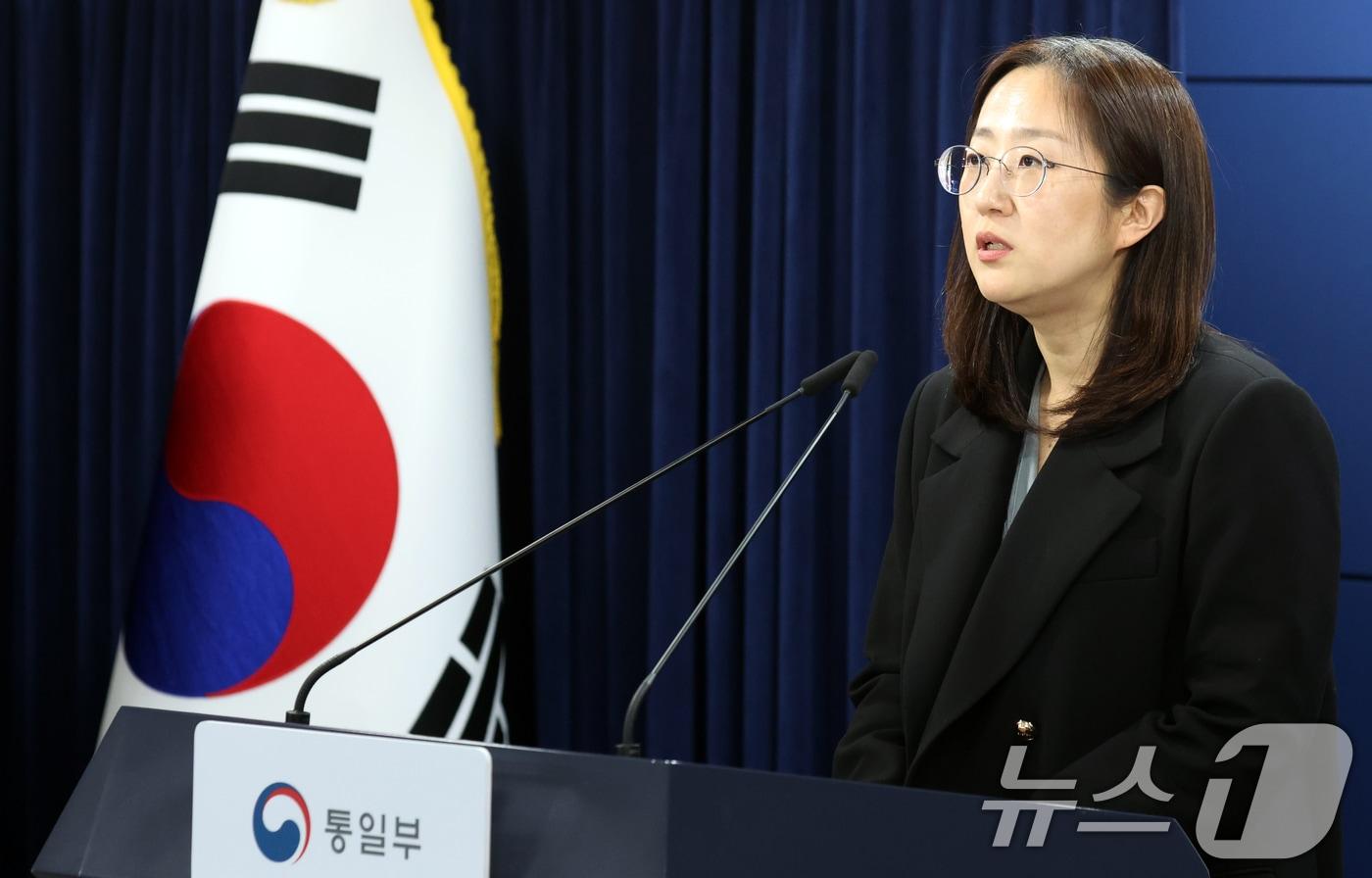 본문 이미지 - 장윤정 통일부 부대변인이 17일 오전 서울 종로구 세종대로 정부서울청사에서 열린 정례브리핑에서 정동영 통일부 장관의 북한 구성시 관련 발언 잘문에 답변하고 있다. 2026.4.17 ⓒ 뉴스1 김명섭 기자