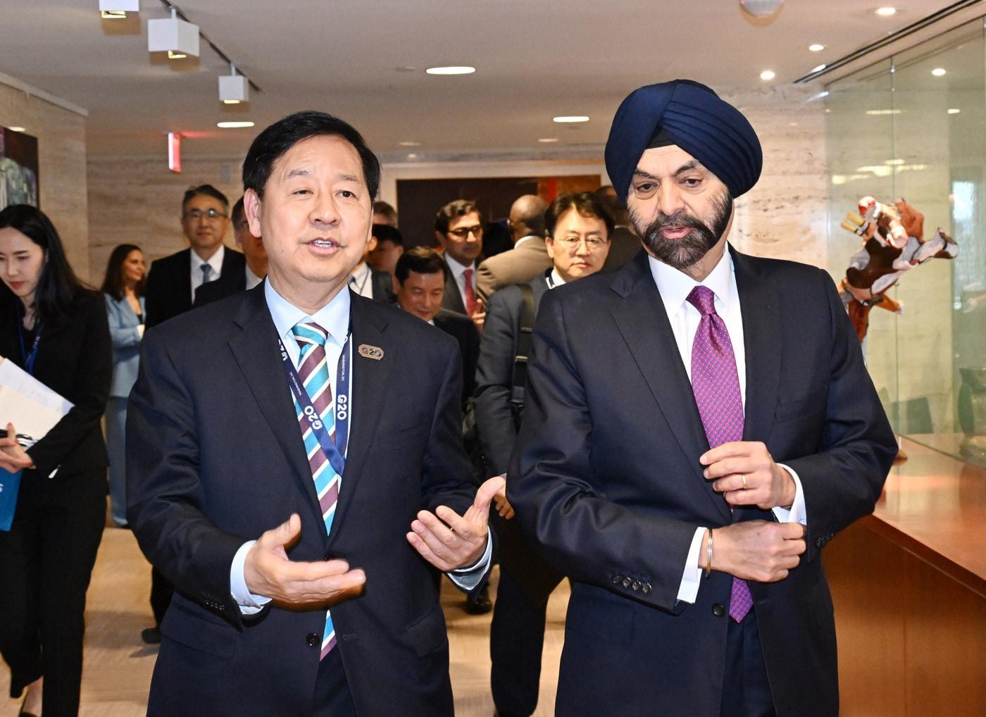 본문 이미지 - 주요 20개국(G20) 재무장관회의 및 국제통화기금(IMF)·세계은행(WB) 춘계회의 참석차 미국 워싱턴D.C.를 방문 중인 구윤철 부총리 겸 재정경제부 장관이 4월 16일(현지시간) 세계은행(WB)에서 아제이 방가 세계은행(WB) 총재와 대화를 하며 회의장에 입장하고 있다.(재정경제부 제공)