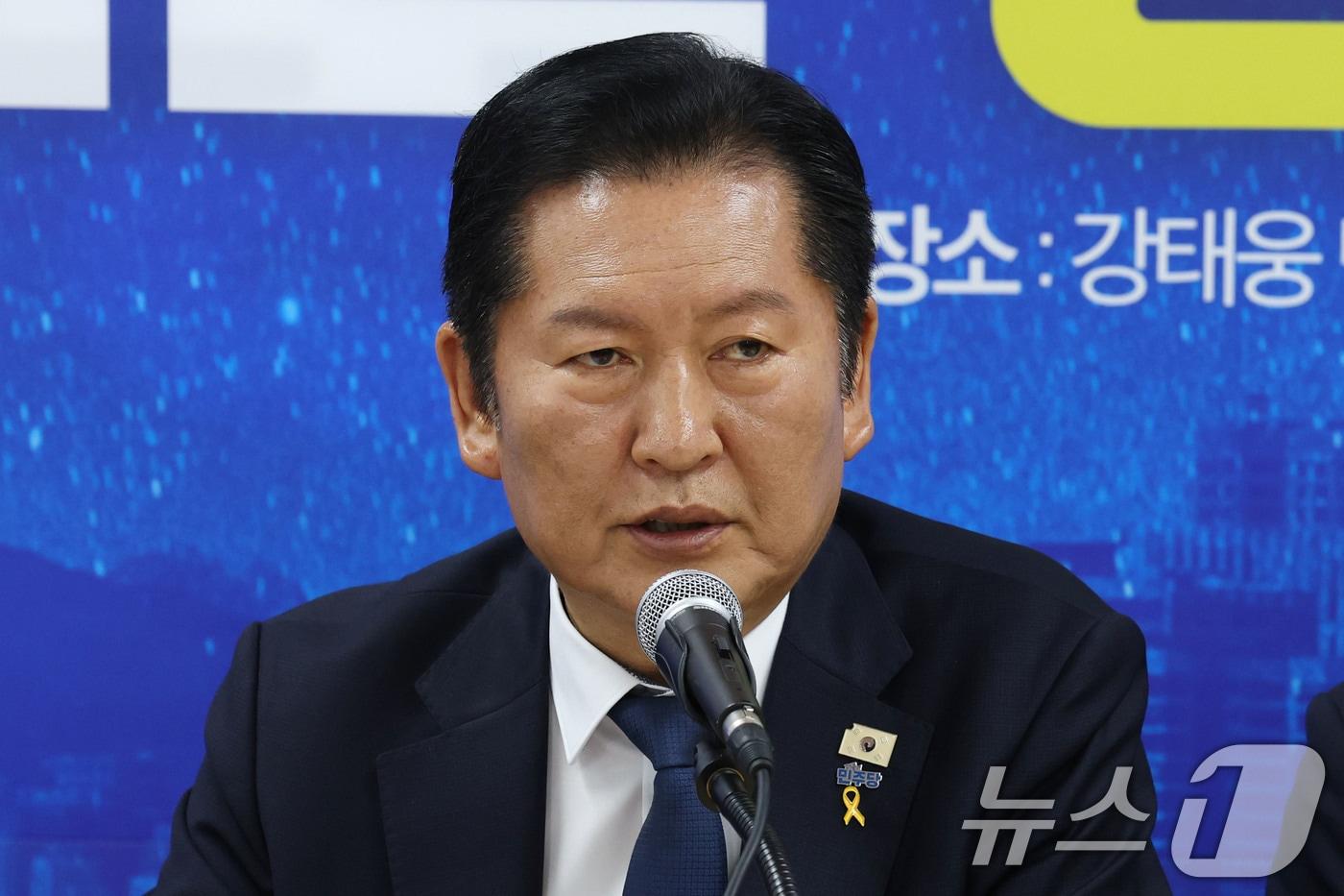 본문 이미지 - 정청래 더불어민주당 대표가 17일 오전 서울 용산구 강태웅 용산구청장 후보 사무소에서 열린 현장 최고위원회의에서 발언하고 있다. 2026.4.17 ⓒ 뉴스1 이광호 기자