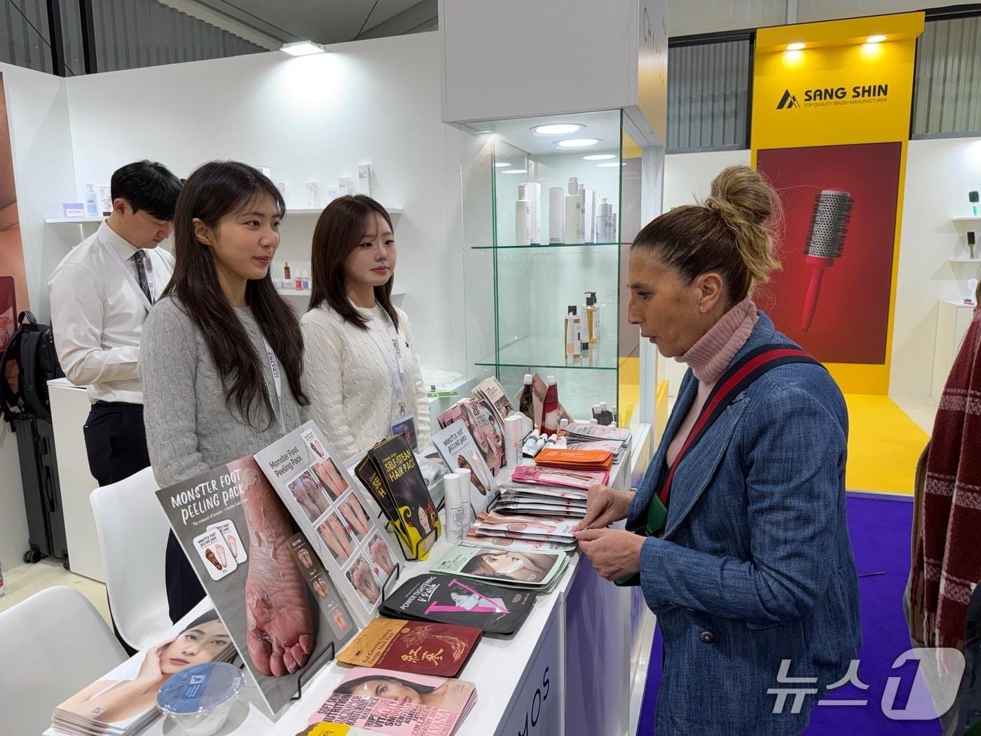 본문 이미지 - 인하대 GTEP 사업단 학생들이 2026 이탈리아 볼로냐 코스모프로프 뷰티 박람회에서 수출 지원 활동을 펼치고 있다.(인하대 제공. 재배포 및 DB금지)2026.4.17/뉴스1