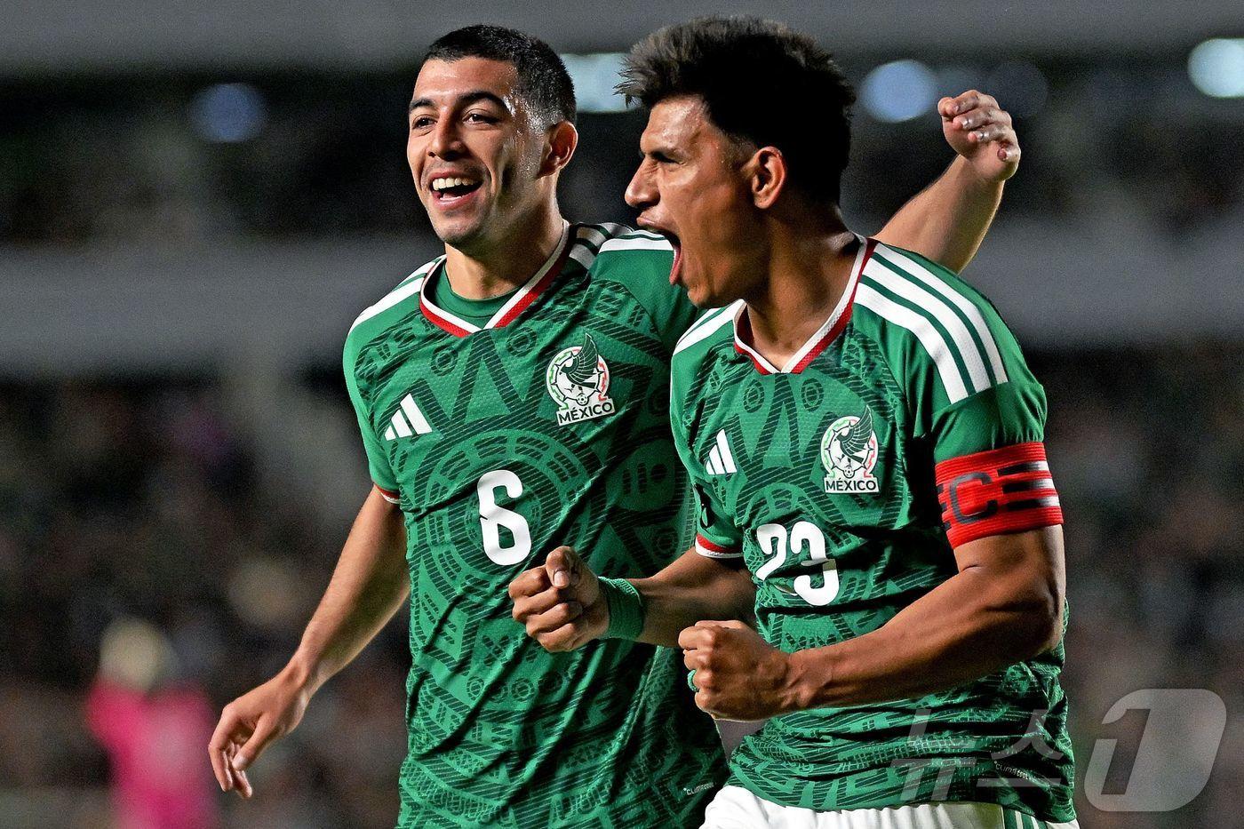 본문 이미지 - 멕시코 대표팀의 리라(왼쪽)ⓒ AFP=뉴스1