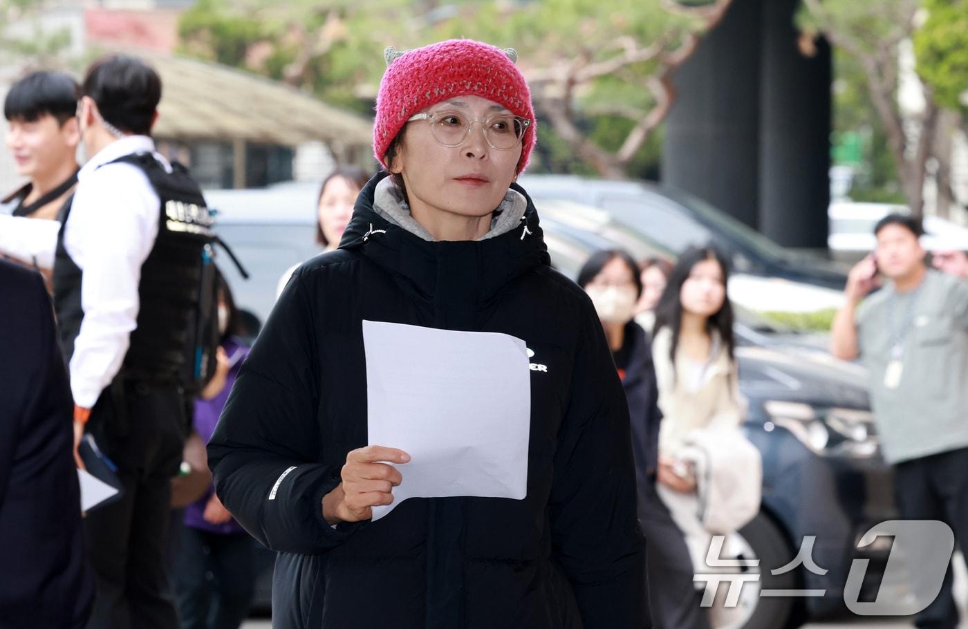 본문 이미지 - 서울시교육청 청사에서 고공농성을 벌이다 체포된 해임교사 지혜복씨가 17일 서울 마포구 서울서부지방법원으로 들어서고 있다. 2026.4.17 ⓒ 뉴스1 이호윤 기자