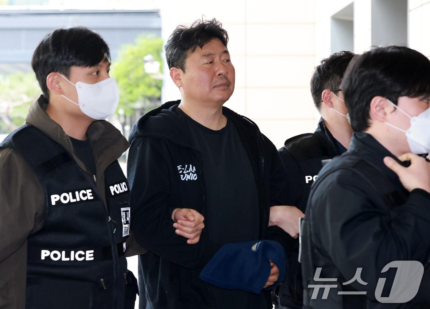 본문 이미지 - 학교 내 성폭력 문제를 제기했다가 해임된 교사 지혜복 씨의 복직을 요구 시위한 고진수 민주노총 세종호텔지부장이 17일 서울 마포구 서울서부지방법원에서 열린 구속 전 피의자 심문(영장실질심사)에 출석하고 있다.  2026.4.17 ⓒ 뉴스1 이호윤 기자