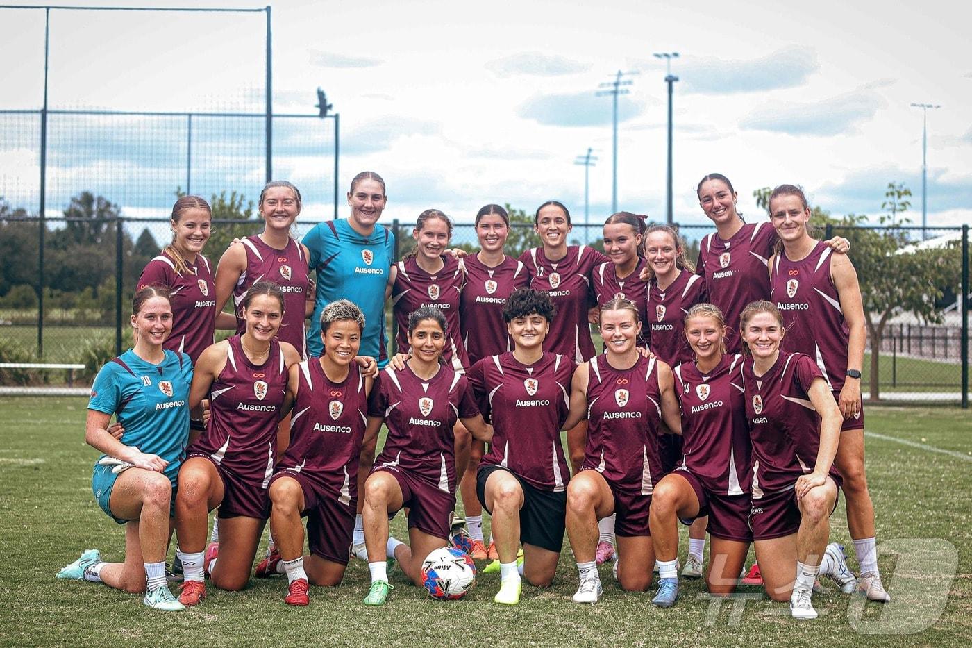 본문 이미지 - 호주 축구 클럽 브리즈번 로어가 촬영한 사진에서 이란 여자 축구 선수 파테메 파산디데(앞줄 오른쪽에서 네 번째)와 아테페 라메자니사데(앞줄 왼쪽에서 네 번째)가 훈련 중 브리즈번 로어 선수들과 함께 포즈를 취하고 있다. ⓒ AFP=뉴스1