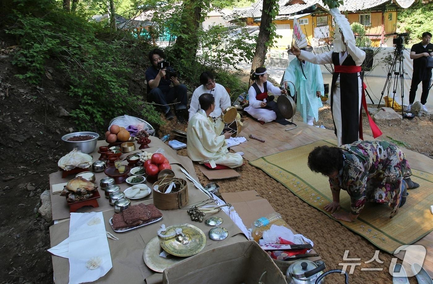 본문 이미지 - 강원 삼척지역 민속제례인 상두산 산멕이 모습.(삼척시 제공, 재판매 및 DB 금지) 2026.4.17/뉴스1