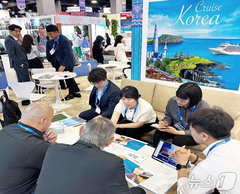 본문 이미지 - 인천시는 이달 13일부터 16일까지 미국 마이애미에서 개최된 '2026 씨트레이드 크루즈 글로벌'에 참가해 글로벌 선사와 여행사를 대상으로 크루즈 유치 마케팅을 전개했다. (인천시 제공.재판매 및 DB금지)