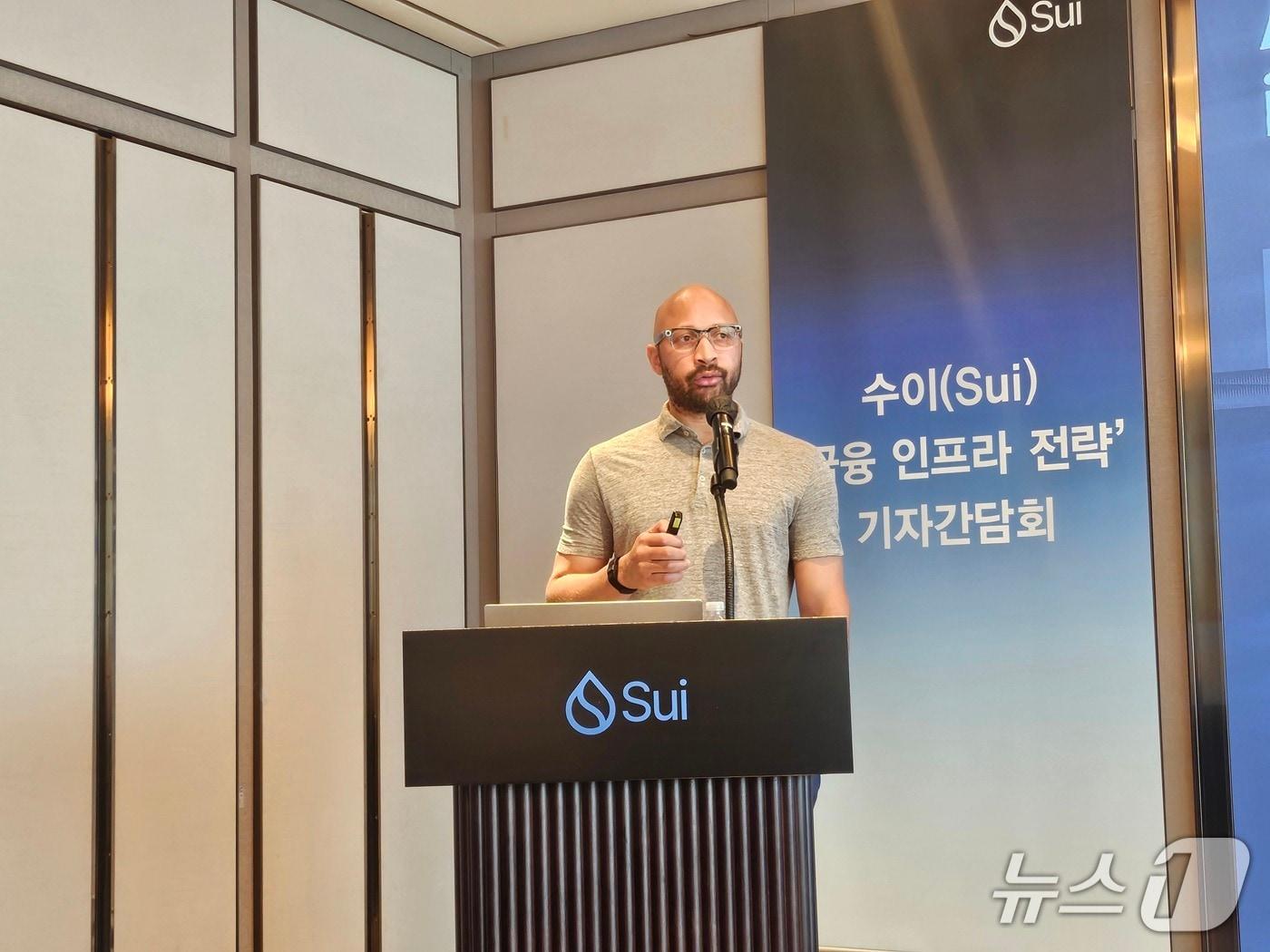 본문 이미지 - 아데니이 아비오둔(Adeniyi Abiodun) 수이 최고제품책임자(CPO)가 17일 서울 강남구 조선팰리스에서 열린 기자간담회에서 발표하고 있다.