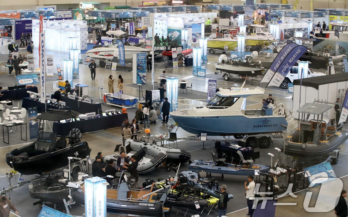 본문 이미지 - 17일 부산 해운대구 벡스코 제1전시장에서 열린 '2026 부산국제보트쇼'에서 관람객들이 다양한 요트·보트를 살펴보고 있다. 오는 19일까지 열리는 이번 전시에는 해양레저 관광 관련 기업 146개 사가 요트·보트, 통신·안전설비, 낚시용품 등 해양레저 전반의 최신 기술과 장비를 선보인다. 2026.4.17 ⓒ 뉴스1 윤일지 기자
