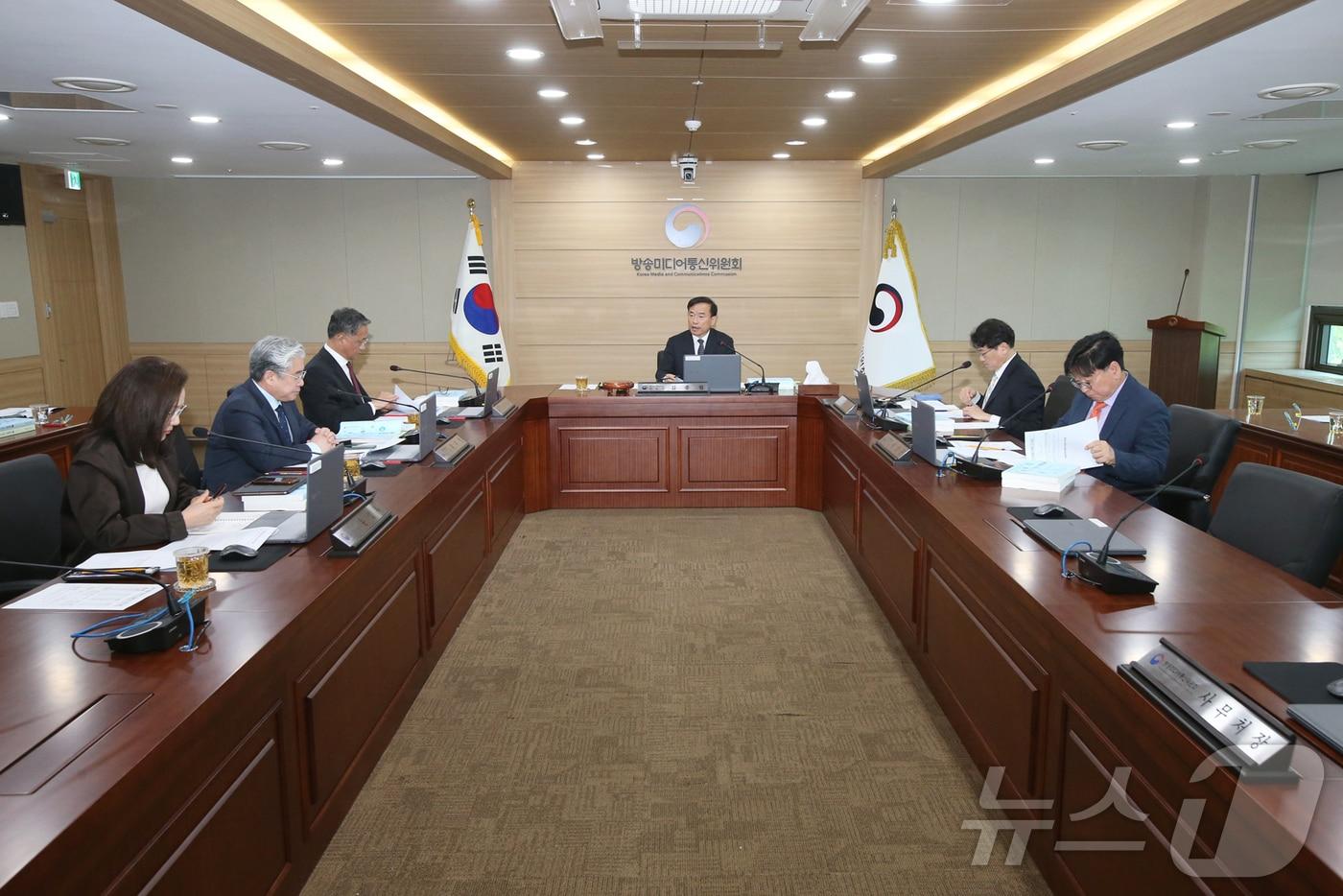 본문 이미지 - 방송미디어통신위원회가 17일 정부과천청사에서 2026년 제2차 전체회의를 개최했다. (방미통위 제공)