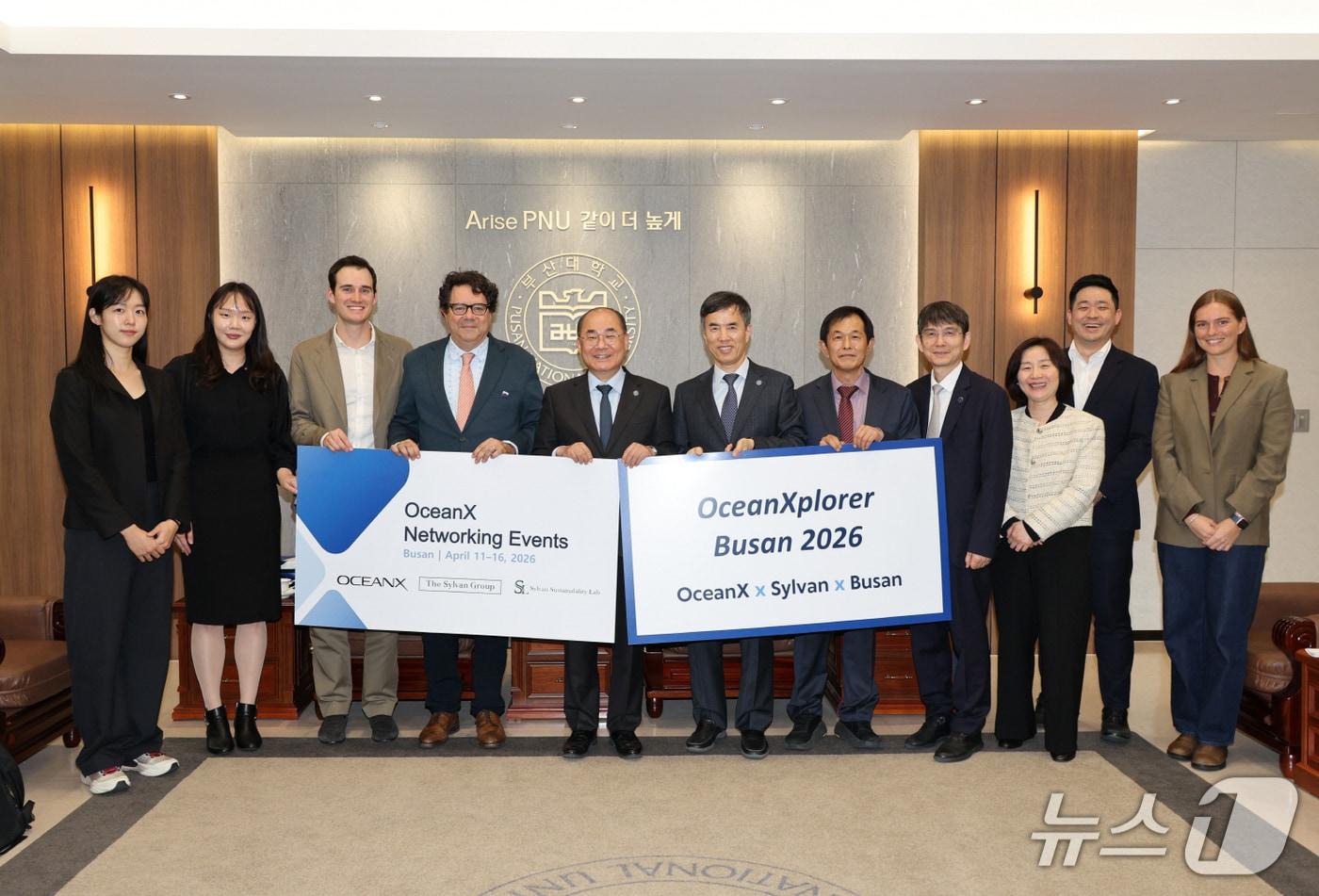본문 이미지 - 지난 14일 부산대 대학본부에서 최재원 부산대 총장, 빈센트 피에리본 오션엑스 CSO 등 참석자들이 기념촬영하고 있다. (부산대 제공. 재판매 및 DB 금지)