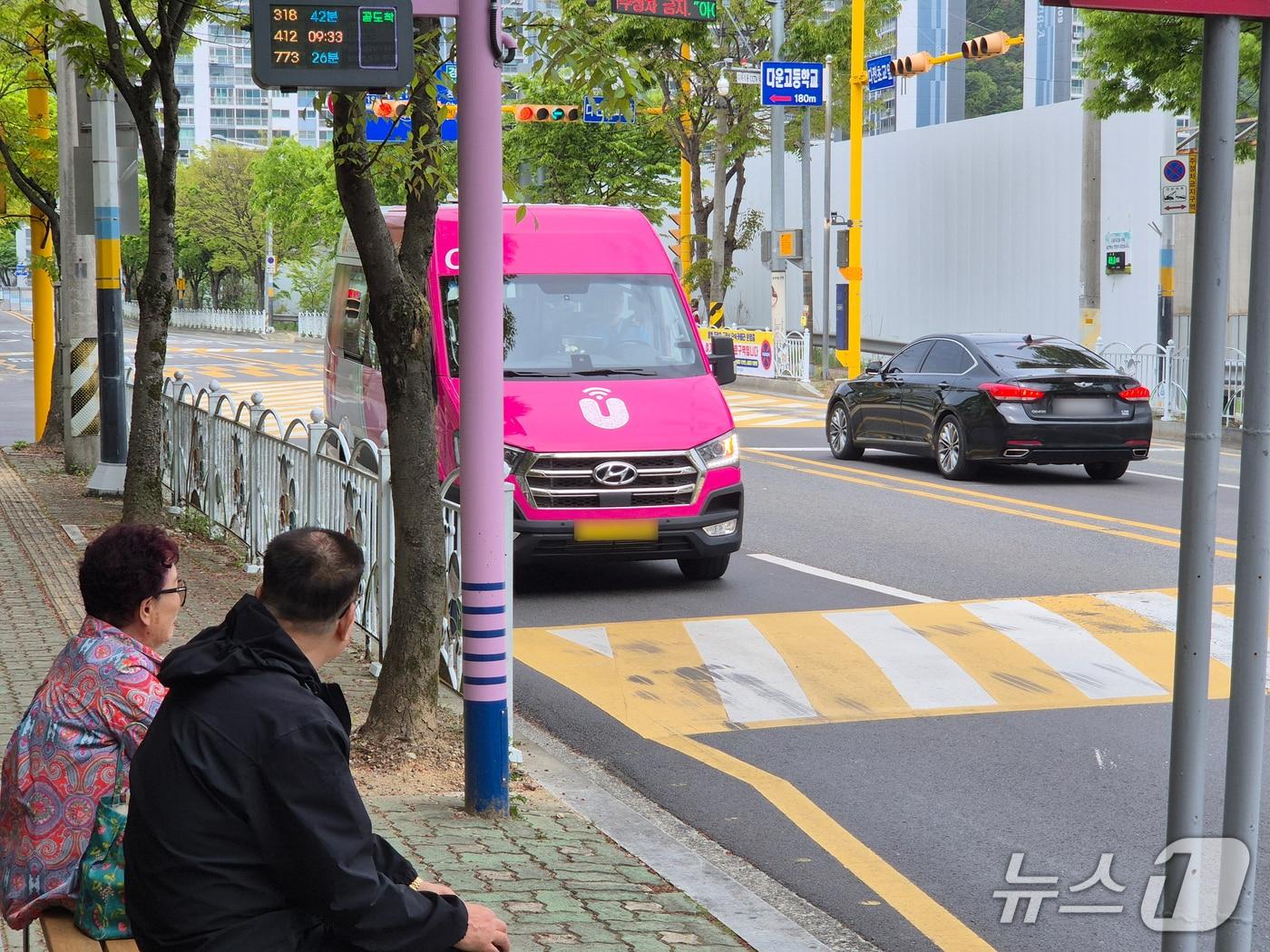 본문 이미지 - 17일 오전 9시께 울산 중구 다운동의 한 정류장으로 '울산고래마실버스'가 다가오고 있다.2026.4.17ⓒ 뉴스1 박정현 기자