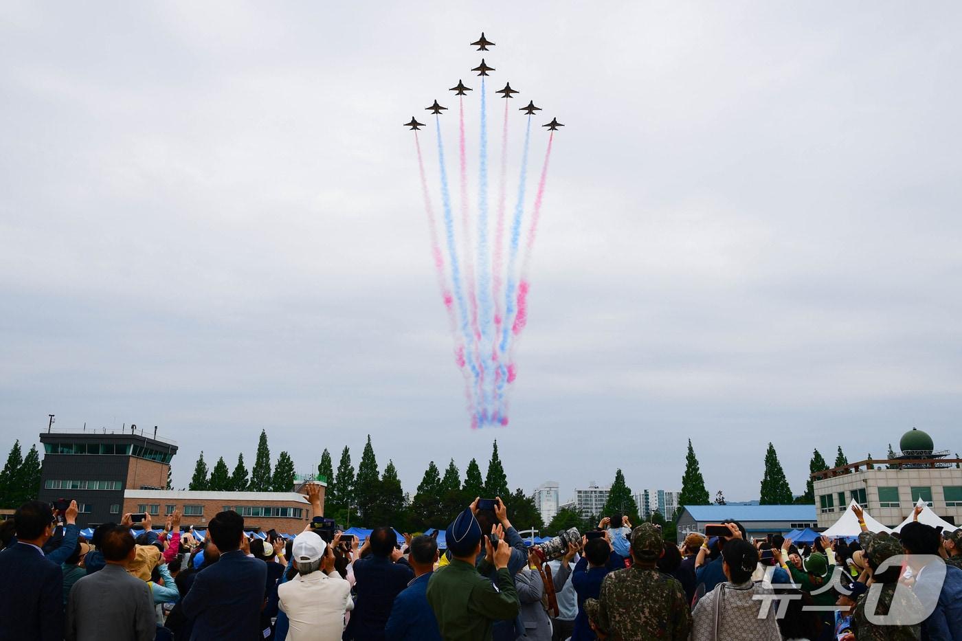본문 이미지 - 지난해 공군 광주기지에서 열린 스페이스챌린지 행사에서 관람객들이 블랙이글스 에어쇼를 관람하는 모습. (사진=1전비 제공)