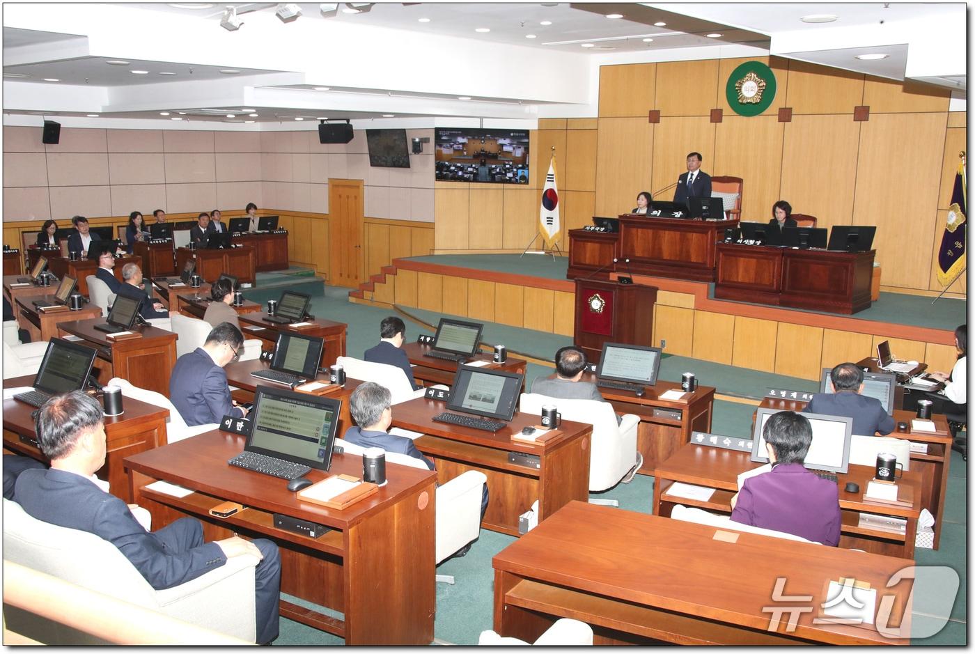 본문 이미지 -  17일 박일 전북 정읍시의회 의장이 제312회 임시회 개회를 선언하고 있다.(정읍시의회 제공. 재판매 및 DB금지)/뉴스1