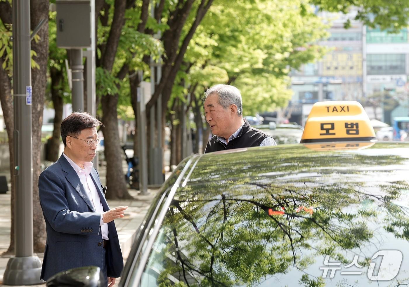 본문 이미지 - 신상진 성남시장(왼쪽)이 지난 16일 한 택시 운수종사자와 만나 대화를 나누고 있다.(성남시 제공. 재판매 및 DB금지)/뉴스1