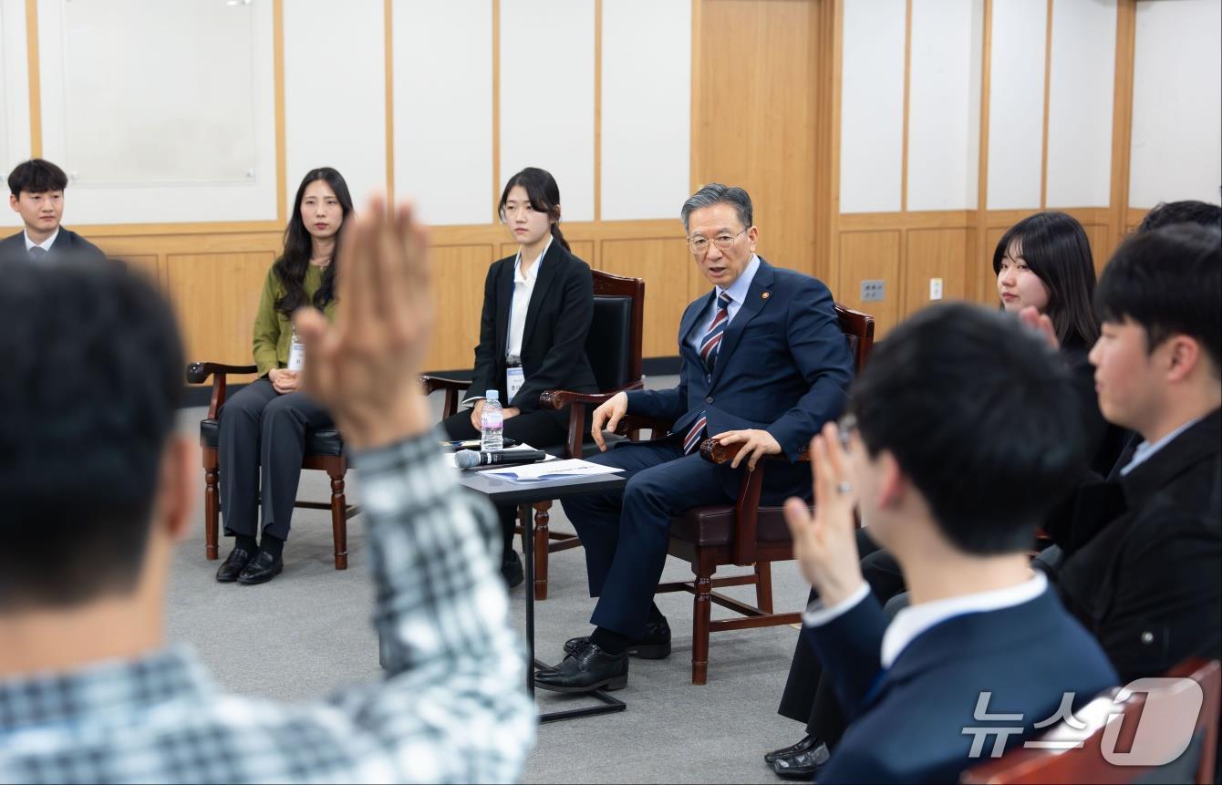 본문 이미지 - 정성호 법무부 장관이 16일 30세 미만 MZ세대 직원들 '미니 타운홀 미팅'을 갖고 있다.(법무부 제공)