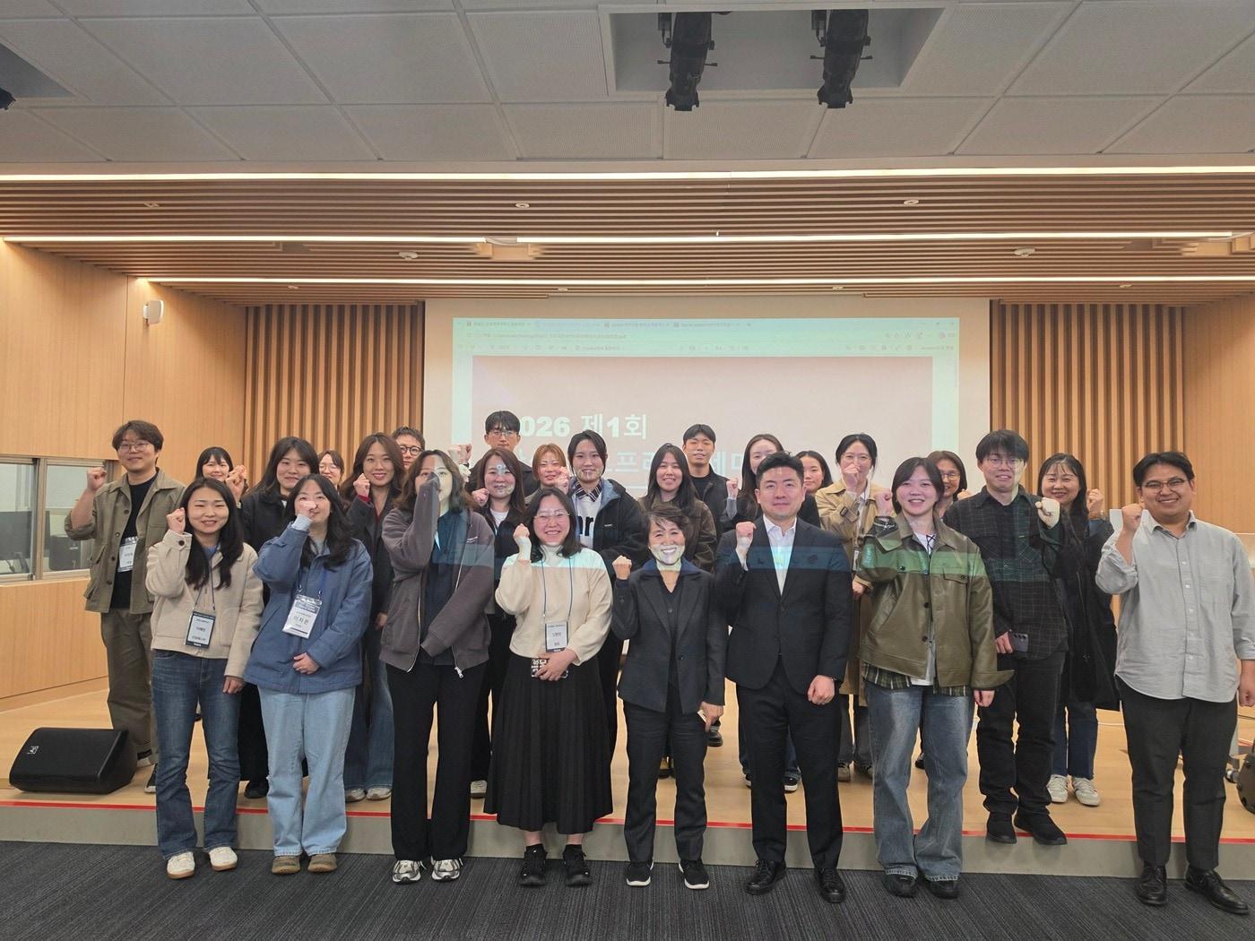 본문 이미지 - 초기투자액셀러레이터협회 제1회 관심사 오프라인 모임 참석자들이 기념사진을 찍고 있다.(초기투자액셀러레이터협회 제공)