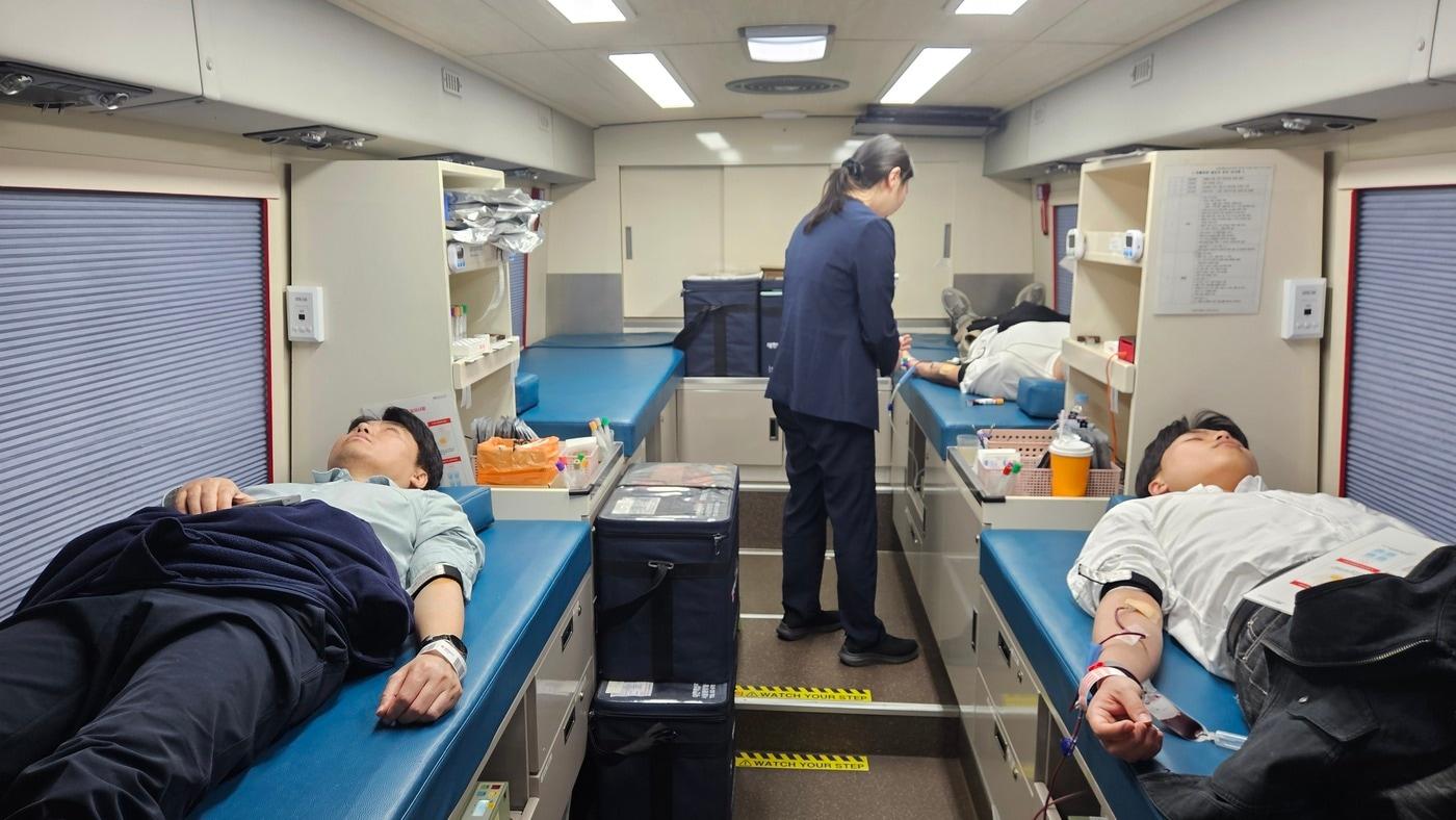 본문 이미지 - 일진전기 임직원들 헌혈 모습.(일진전기 제공)