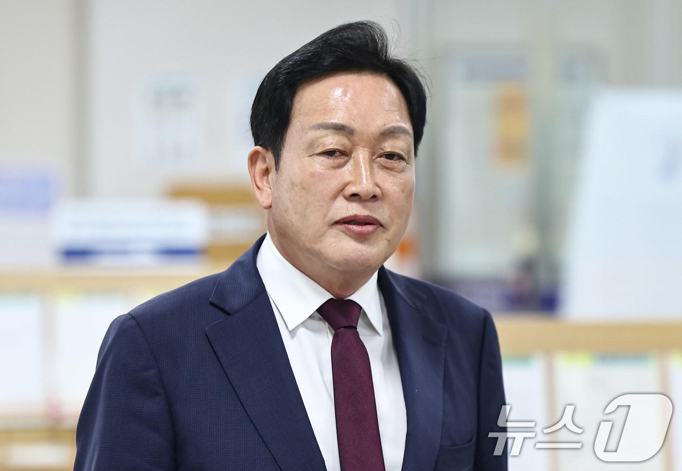 본문 이미지 - 양평 공흥지구 개발 특혜 의혹을 받는 김선교 국민의힘 의원이 17일 서울중앙지방법원에서 열린 특정경제범죄 가중처벌 등에 관한 법률 위반(배임) 등 혐의 1심 첫 공판기일에 출석하고 있다. 2026.4.17 ⓒ 뉴스1 김도우 기자