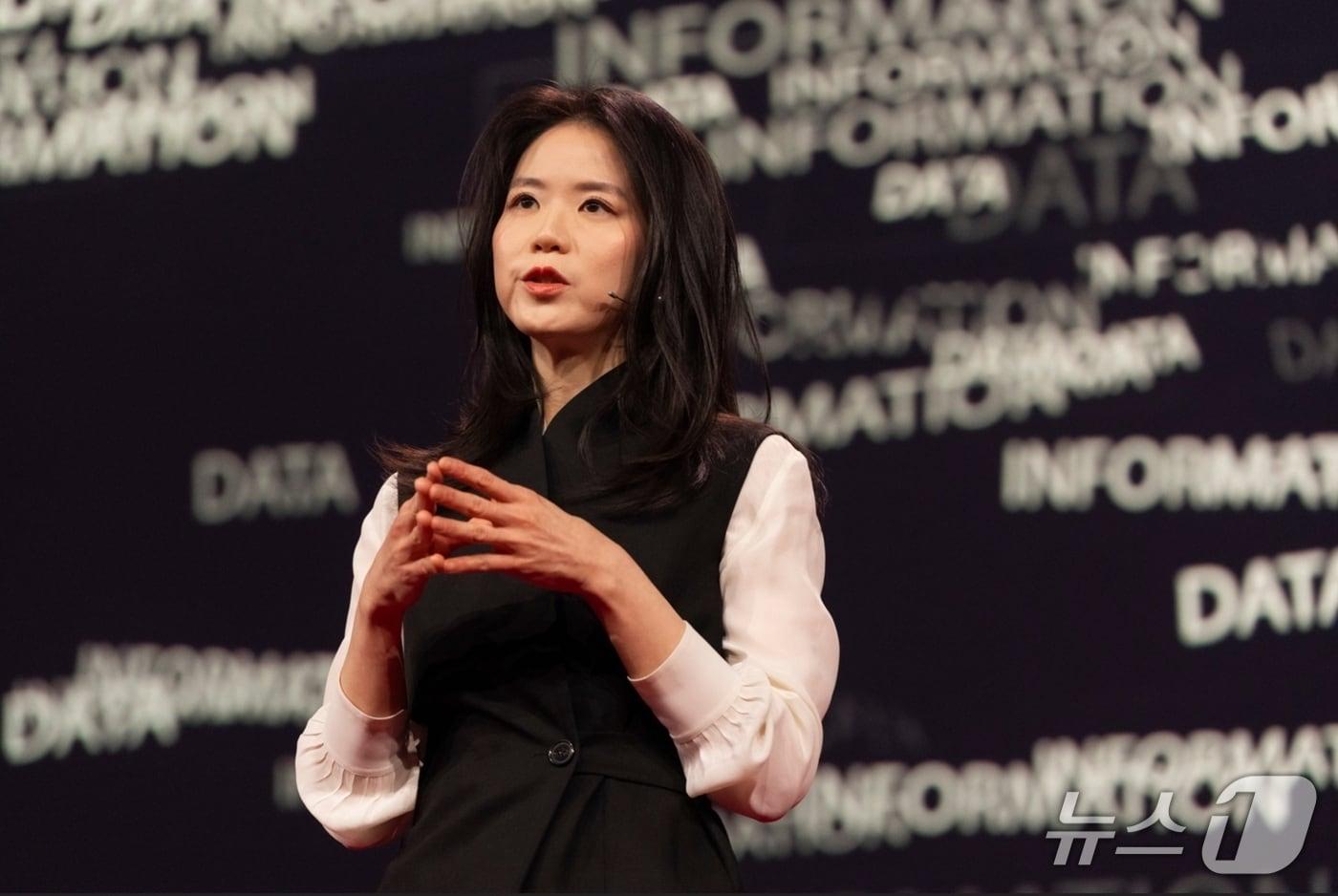 본문 이미지 - 15일 TED 2026 메인 스테이지에서 강연하는 KAIST 강이연 교수(KAIST 제공·사진작가 Ryan Lash) /뉴스1