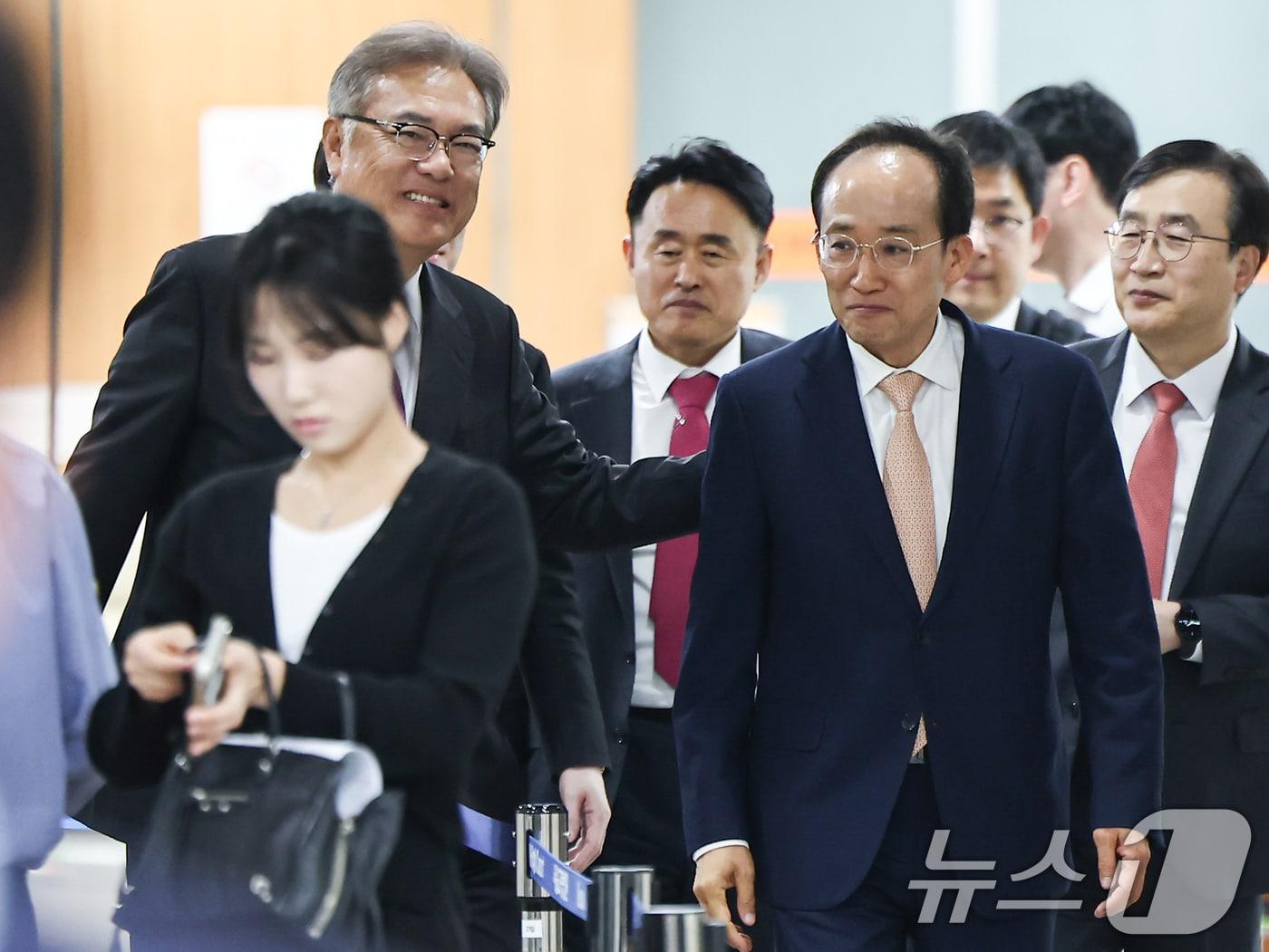 본문 이미지 - 정진석 전 대통령비서실장(왼쪽)과 추경호 국민의힘 전 원내대표가 지난 4월 17일 오전 서울 서초구 서울중앙지방법원에서 공판에 출석하며 인사를 나누고 있다. 2026.4.17 ⓒ 뉴스1 김도우 기자