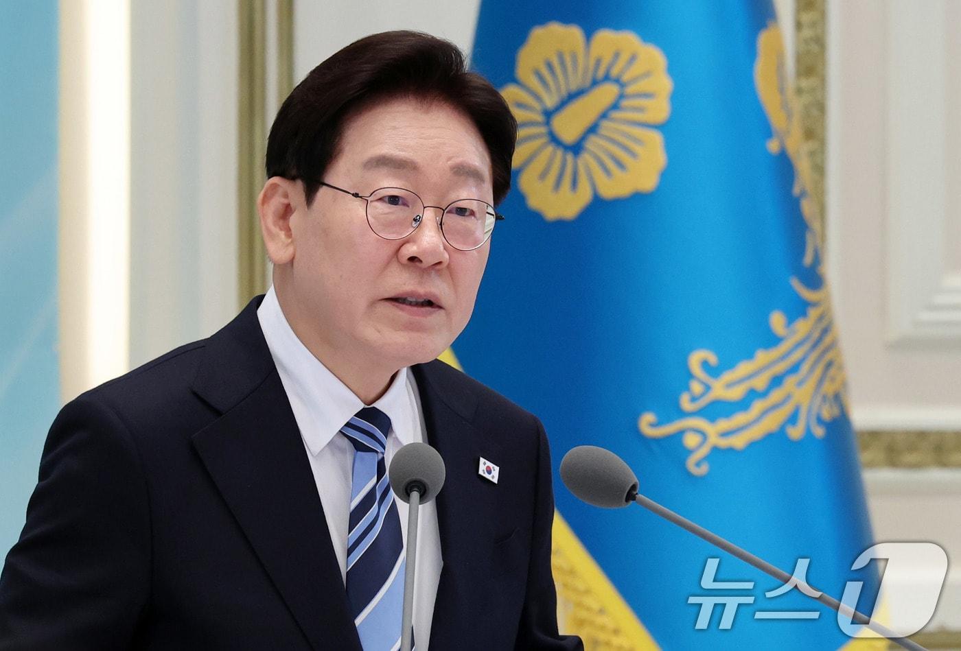 본문 이미지 - 이재명 대통령이 17일 청와대에서 열린 공공기관 및 유관기관 업무보고에서 발언을 하고 있다. 2026.4.17 ⓒ 뉴스1 이재명 기자