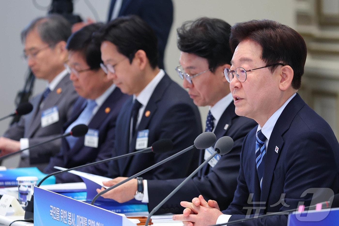 본문 이미지 - 이재명 대통령이 17일 청와대에서 열린 공공기관 및 유관기관 업무보고에서 발언을 하고 있다. 2026.4.17 ⓒ 뉴스1 이재명 기자