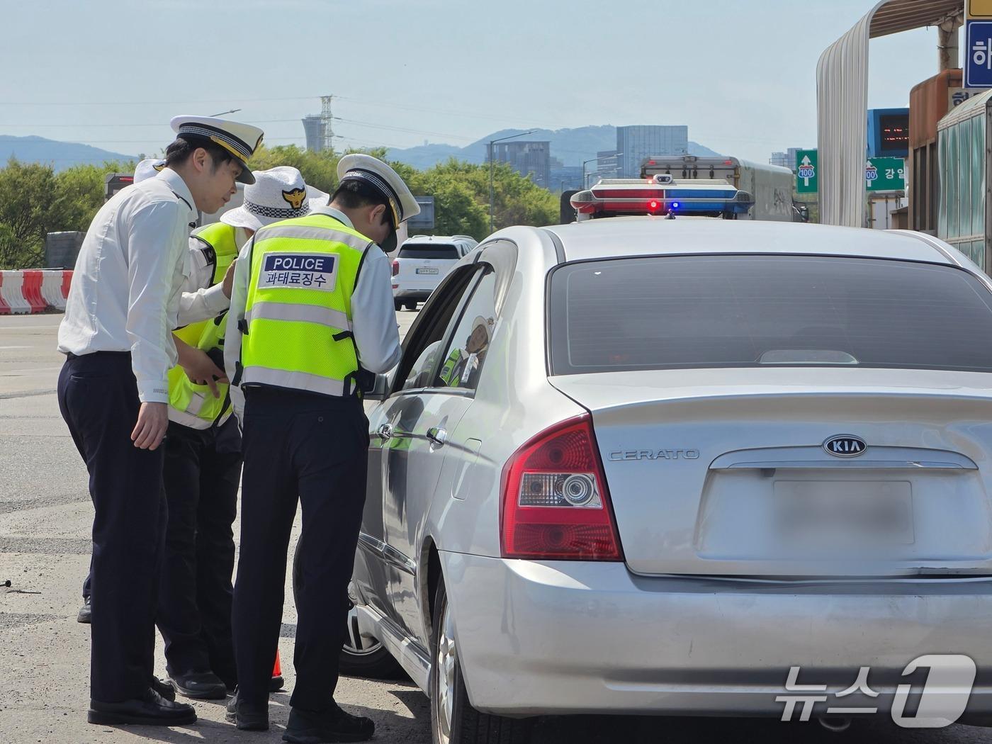 본문 이미지 - 16일 실시된 경찰청과 한국도로공사의 체납차량 합동 단속에서 경찰관이 체납 차량을 적발하는 모습. 2026.4.16 ⓒ 뉴스1 권준언 기자