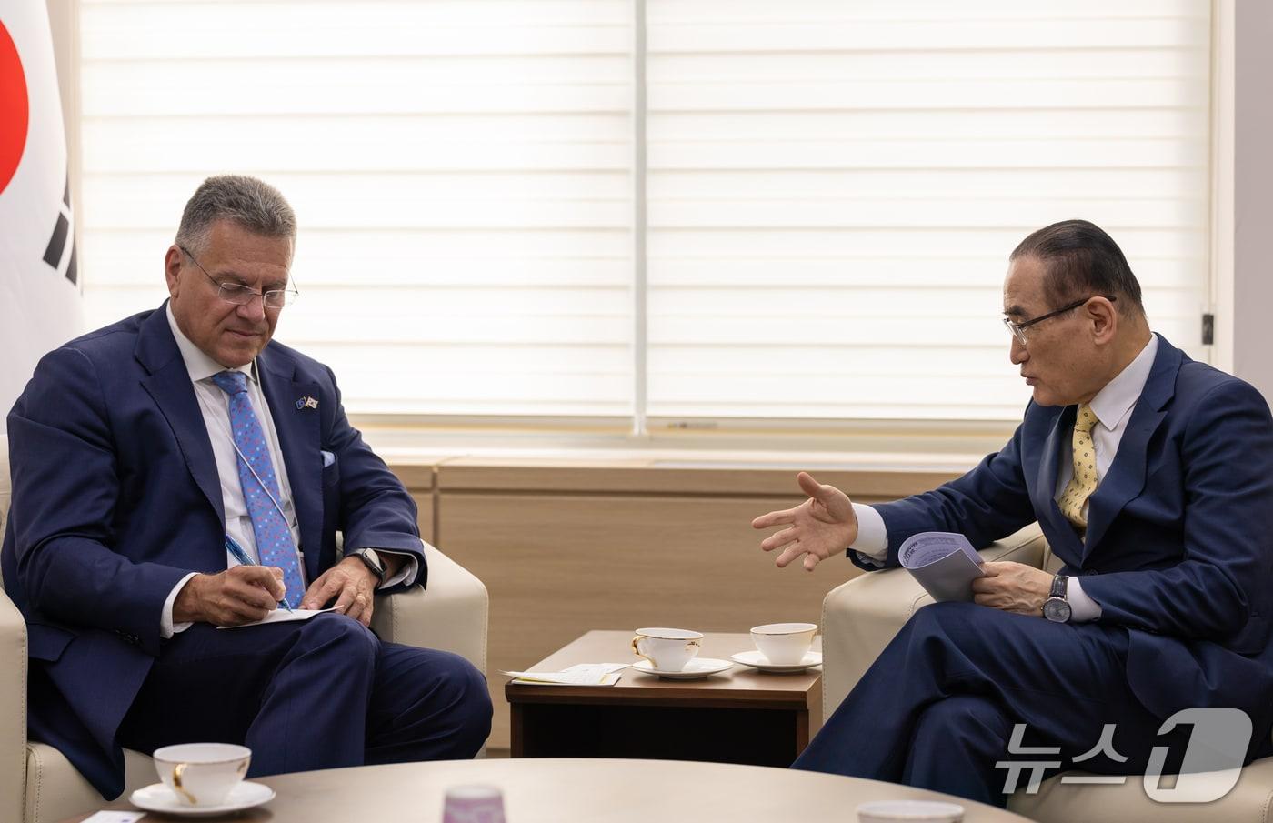 본문 이미지 - 위성락 국가안보실장이 17일 마로시 셰프초비치 유럽연합(EU) 집행위원회 통상·경제안보 집행위원과 만나 한-EU 간 경제안보 협력 강화를 논의했다.(청와대 제공) 2026. 4. 17/뉴스1
