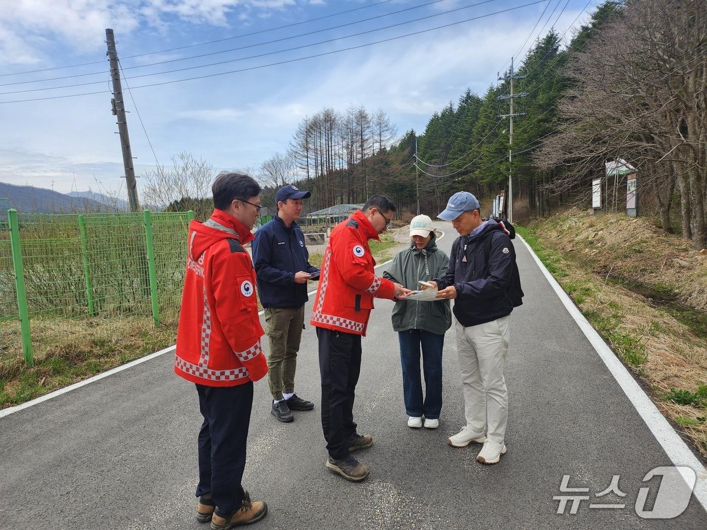 본문 이미지 - 최수천 동부지방산림청장(사진 가운데)이 17일 선자령에서 산불예방 계도활동을 하고 있다.(동부산림청 제공, 재판매 및 DB 금지) 2026.4.17/뉴스1