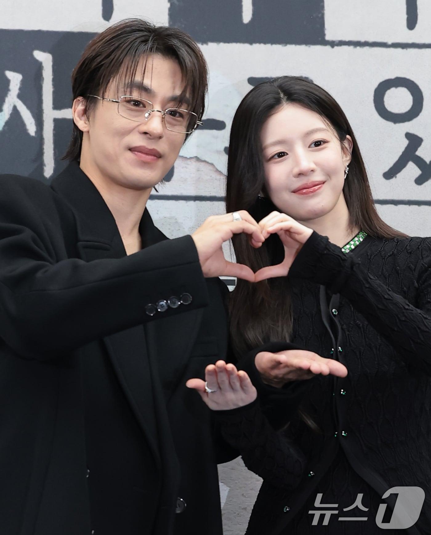 본문 이미지 - 배우 구교환과 고윤정(오른쪽)이 17일 서울 상암동 스탠포드 호텔에서 열린 JTBC 드라마 '모두가 자신의 무가치함과 싸우고 있다'(이하 모자무싸) 제작발표회에 참석해 포즈를 취하고 있다. '모자무싸'는 잘난 친구들 사이에서 혼자만 안 풀려 시기와 질투로 괴로워 미쳐버린 인간의 평화 찾기를 따라가는 드라마다. 2026.4.17 ⓒ 뉴스1 권현진 기자