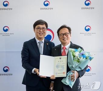 본문 이미지 - 최휘영 문화체육관광부 장관이 지난 17일 황교익 신임 한국문화관광연구원 원장에게 임명장을 수여하고 기념촬영을 하고 있다. (문화체육관광부 제공. 재판매 및 DB 금지) 2026.4.17 ⓒ 뉴스1