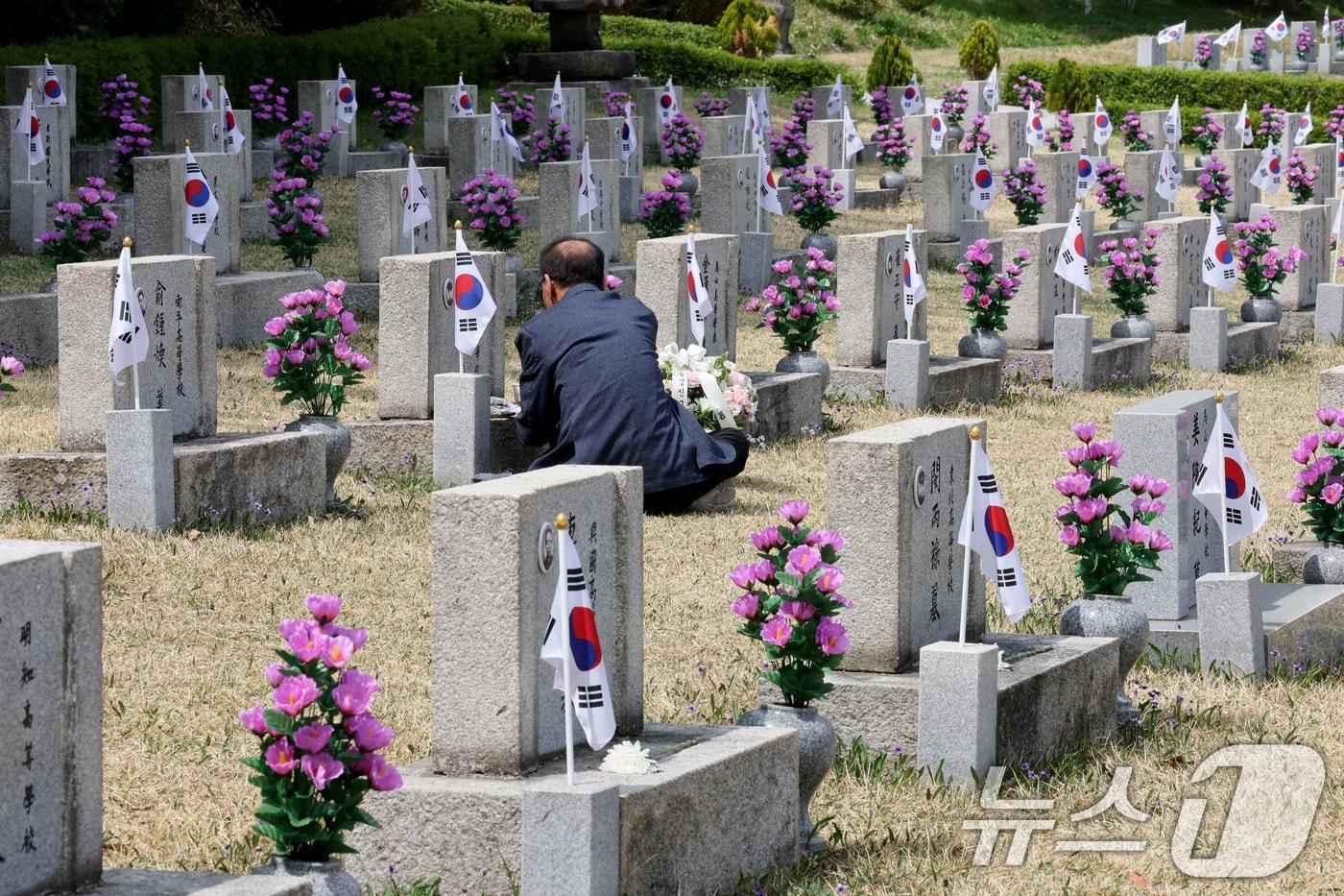 본문 이미지 - 4.19혁명 기념일을 앞둔 17일 오후 서울 강북국 국립4.19 민주묘지를 찾은 유족이 참배하고 있다. 2026.4.17 ⓒ 뉴스1 이광호 기자