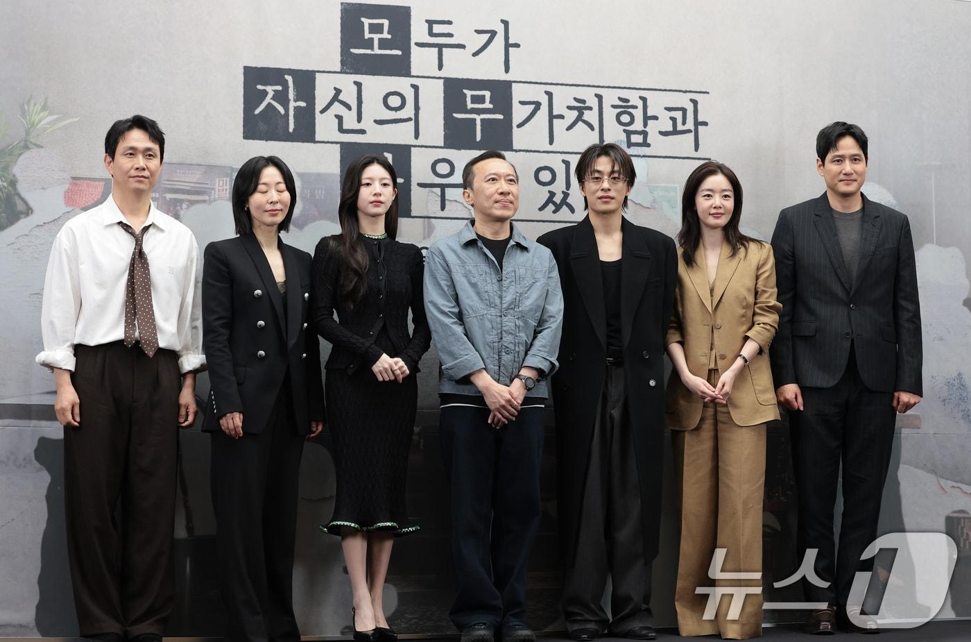 본문 이미지 - 배우 오정세(왼쪽부터)와 강말금, 고윤정, 차영훈 감독, 구교환, 한선화, 박해준이 17일 서울 마포구 상암동 스탠포드 호텔에서 열린 JTBC 드라마 '모두가 자신의 무가치함과 싸우고 있다'(이하 모자무싸) 제작발표회에 참석해 포즈를 취하고 있다. '모자무싸'는 잘난 친구들 사이에서 혼자만 안 풀려 시기와 질투로 괴로워 미쳐버린 인간의 평화 찾기를 따라가는 드라마다. 2026.4.17 ⓒ 뉴스1 권현진 기자