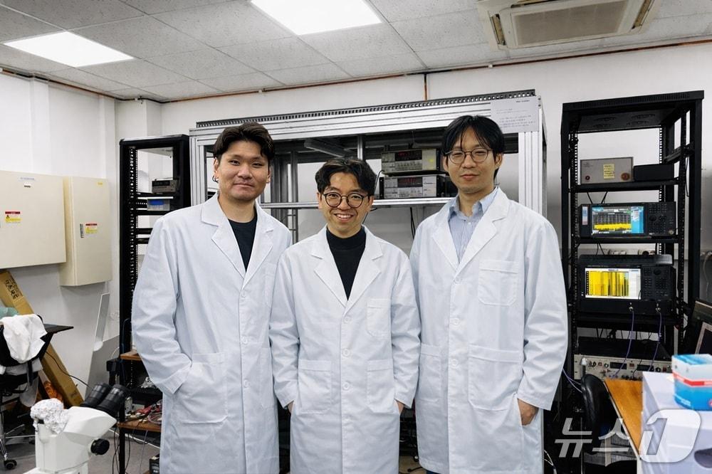 본문 이미지 - KAIST 물리학과 김갑진 교수 연구팀. 왼쪽부터 유무진 박사후연구원, 김갑진 교수, 박민규 연구교수(KAIST 제공) /뉴스1