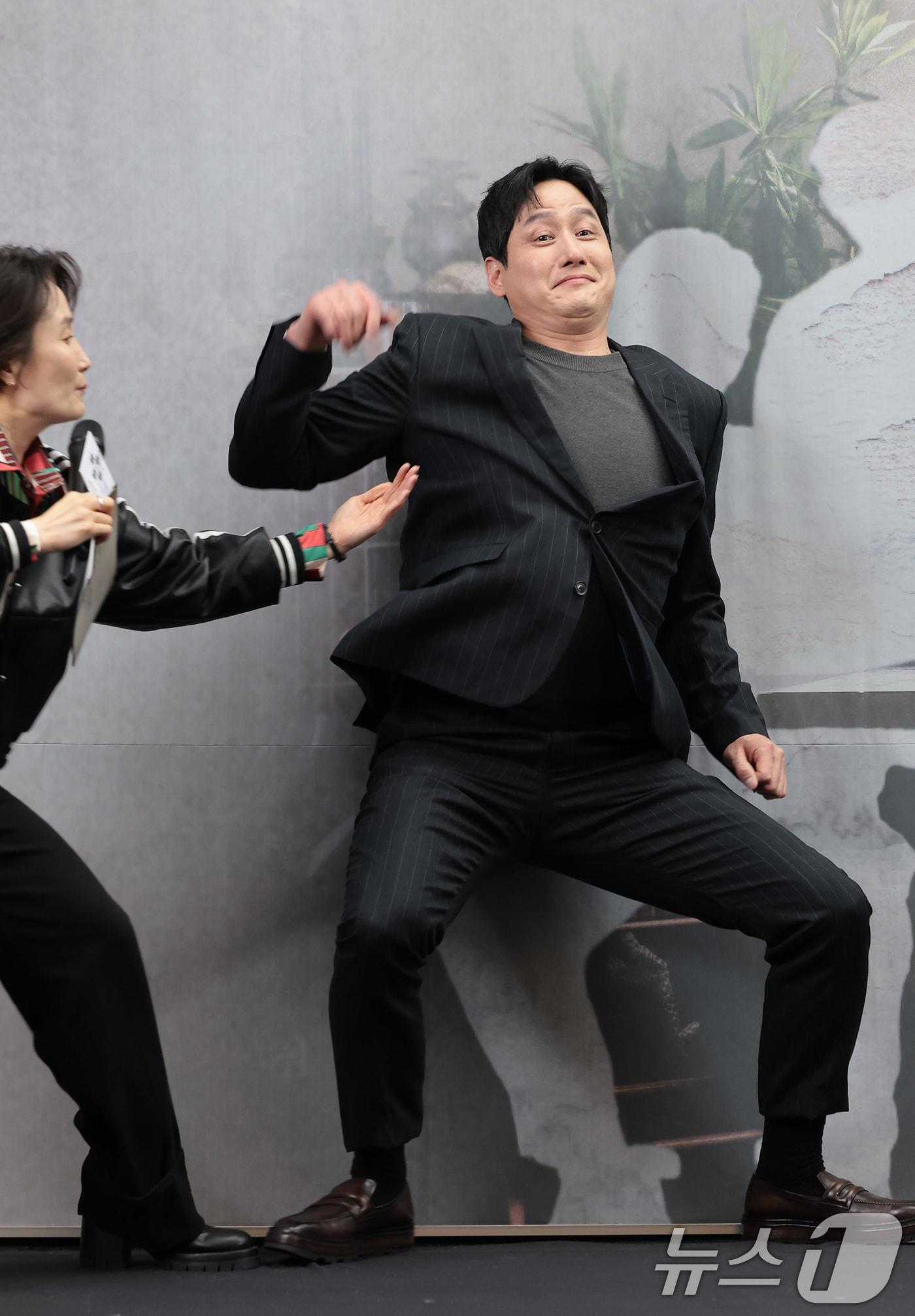 본문 이미지 - 배우 박해준이 17일 서울 마포구 상암동 스탠포드 호텔에서 열린 JTBC 드라마 '모두가 자신의 무가치함과 싸우고 있다'(이하 모자무싸) 제작발표회에 참석해 의도된 코믹 포즈를 취하고 있다. '모자무싸'는 잘난 친구들 사이에서 혼자만 안 풀려 시기와 질투로 괴로워 미쳐버린 인간의 평화 찾기를 따라가는 드라마다. ⓒ 뉴스1 권현진 기자