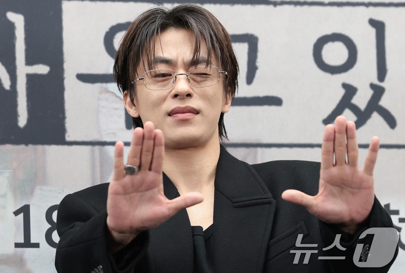 본문 이미지 - 배우 구교환이 17일 서울 마포구 상암동 스탠포드 호텔에서 열린 JTBC 드라마 '모두가 자신의 무가치함과 싸우고 있다'(이하 모자무싸) 제작발표회에 참석해 포즈를 취하고 있다. 2026.4.17 ⓒ 뉴스1 권현진 기자
