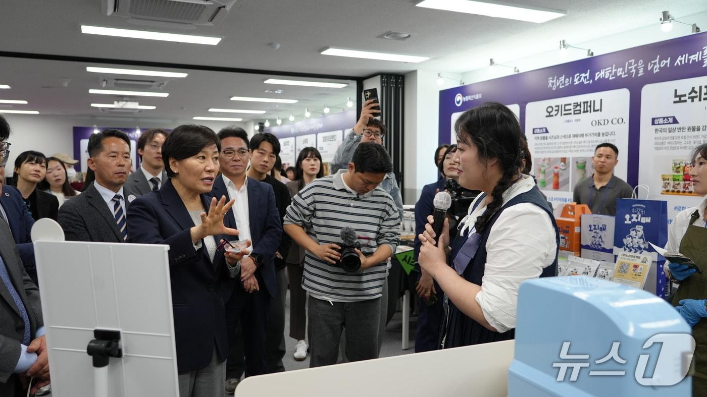 본문 이미지 - 지난 16일 식품진흥원 청년식품창업센터에서 진행된 'NEXT 두쫀쿠 발굴 경진대회'에서 농림축산식품부 송미령 장관이 경진대회 참여기업 제품에 대한 질의응답을 진행하고 있다.(식품진흥원 제공. 재판매 및 DB 금지)