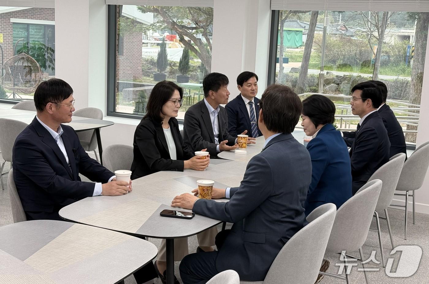 본문 이미지 - 전남도교육청과 광주시교육청 국장들이 17일 교육행정통합 실행 과제를 논의하고 있다.(전남교육청 제공, 재판매 및 DB금지)/뉴스1 
