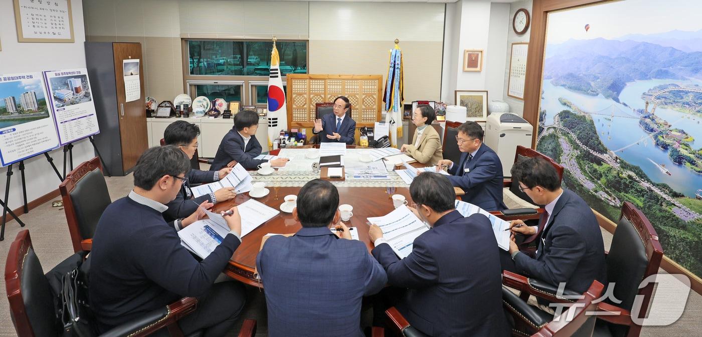 본문 이미지 - 전북 임실군이 '2036 미래 발전 전략 수립 연구용역' 2차 중간보고회를 갖고 앞으로 10년을 이끌 미래 비전과 분야별 핵심 사업을 점검했다.(임실군제공, 재판매 및 DB금지)2026.4.17/뉴스1